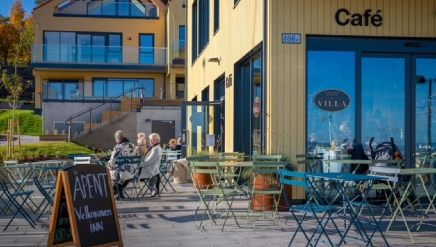 Kafebor og stoler utenfor kafe Penny Lane