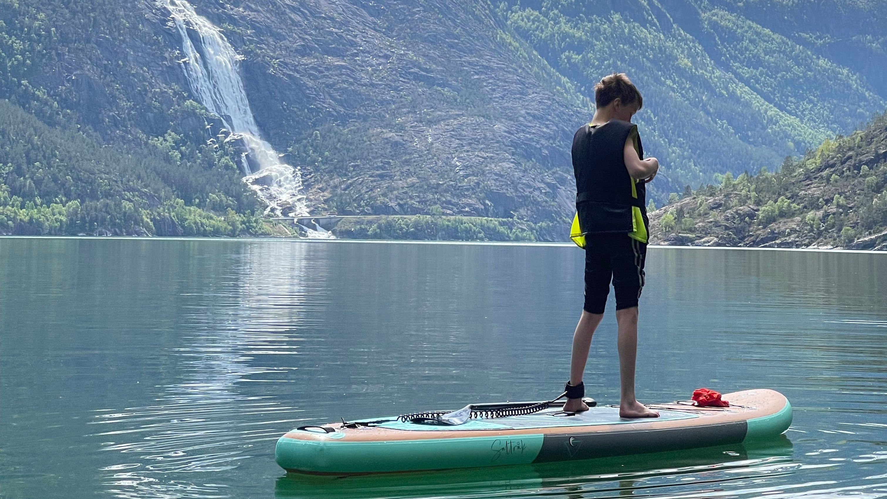 På SUP i Åkrafjorden med Langfoss