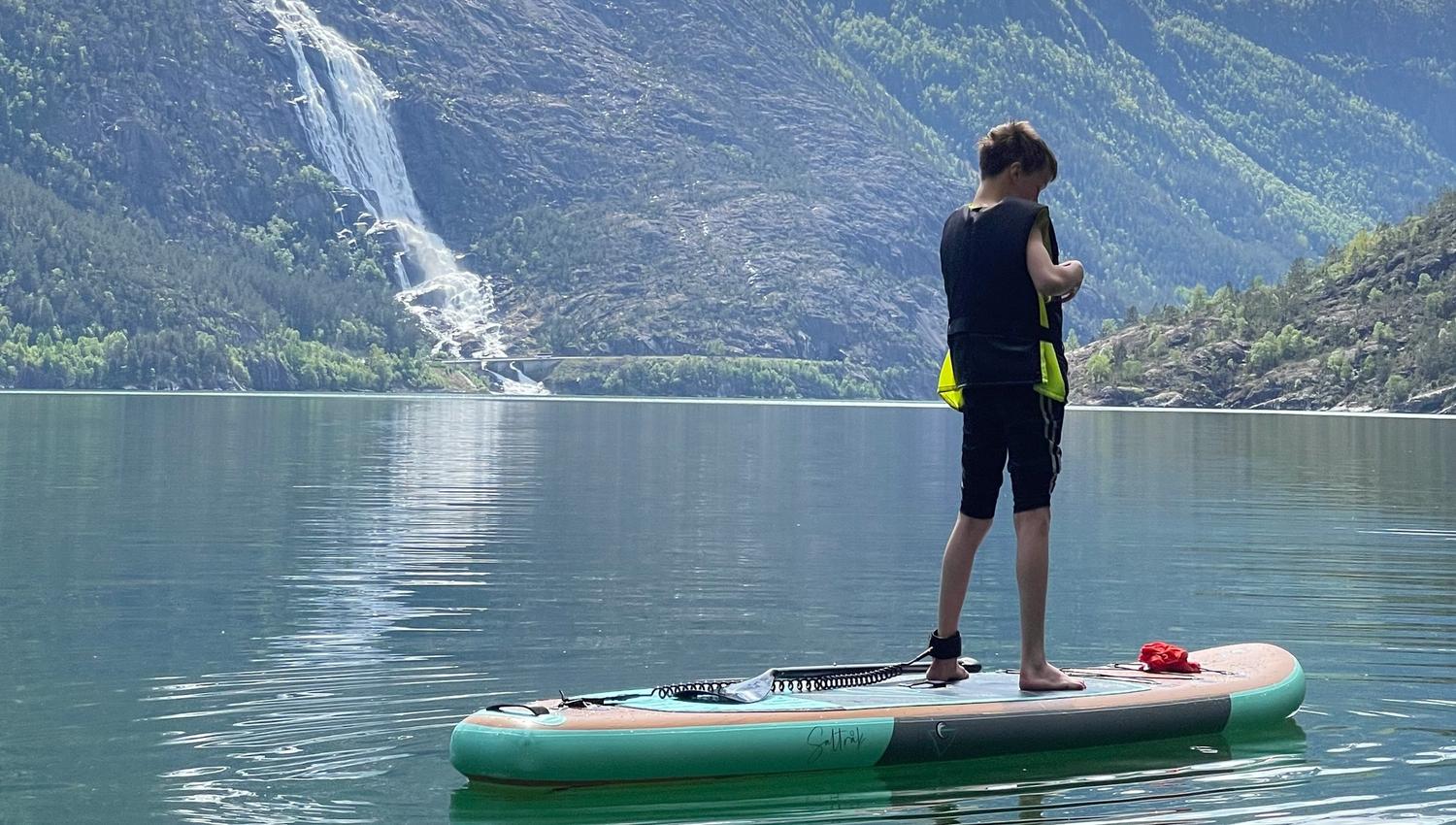 På SUP i Åkrafjorden med Langfoss
