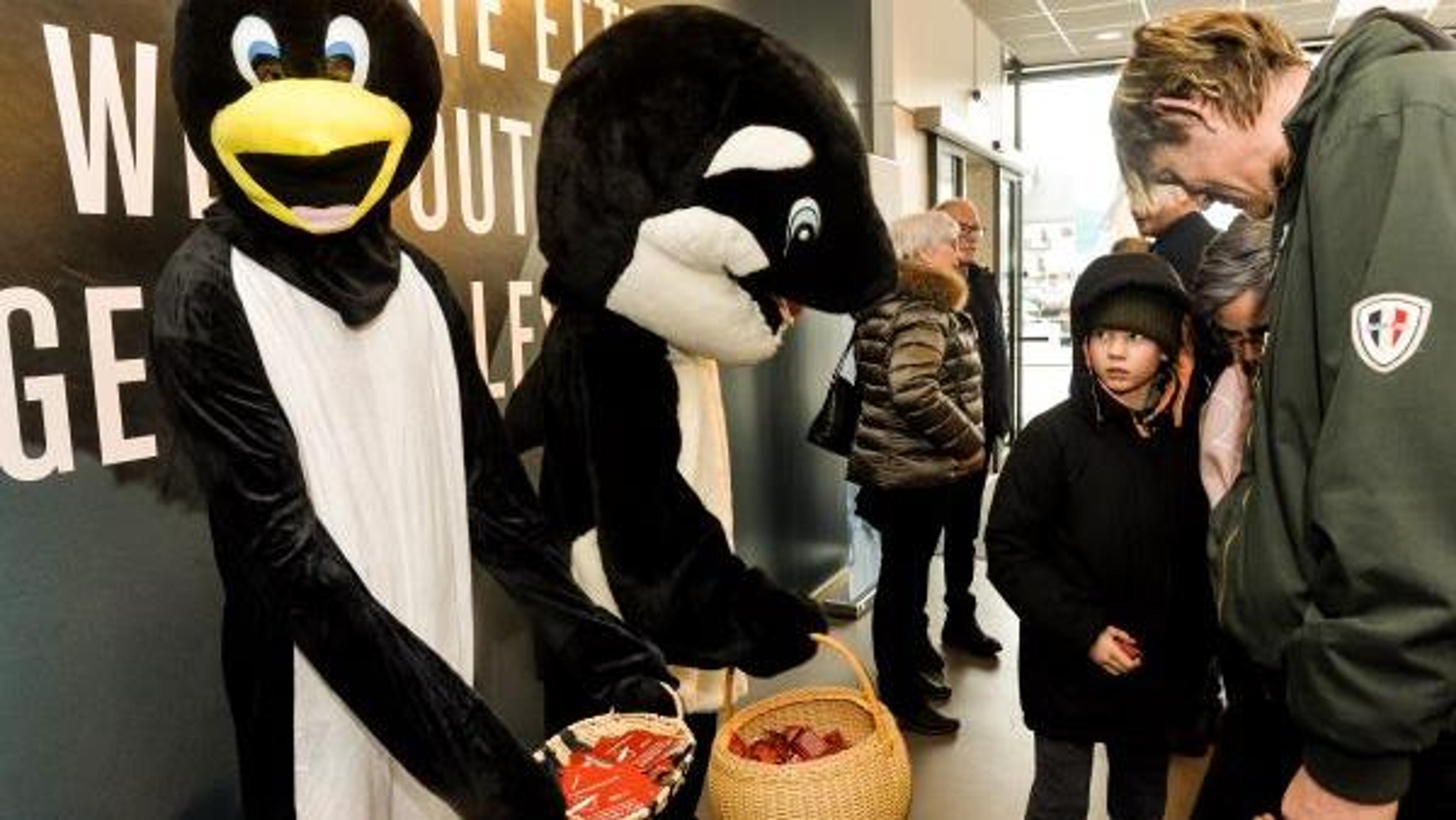 Mascots handing out souvenirs to children and telling about the new cafe on the roof of the museum