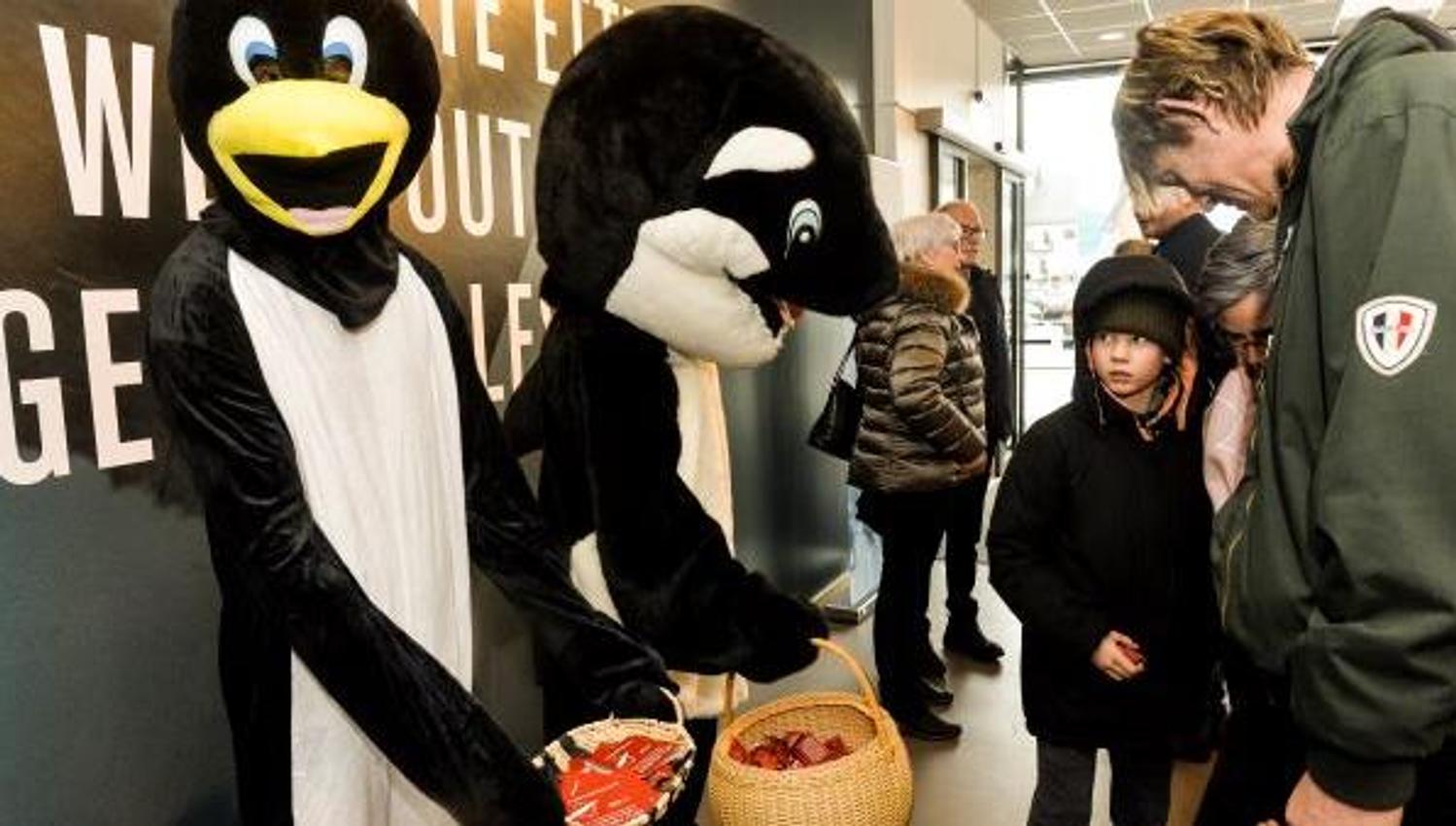 Mascots handing out souvenirs to children and telling about the new cafe on the roof of the museum