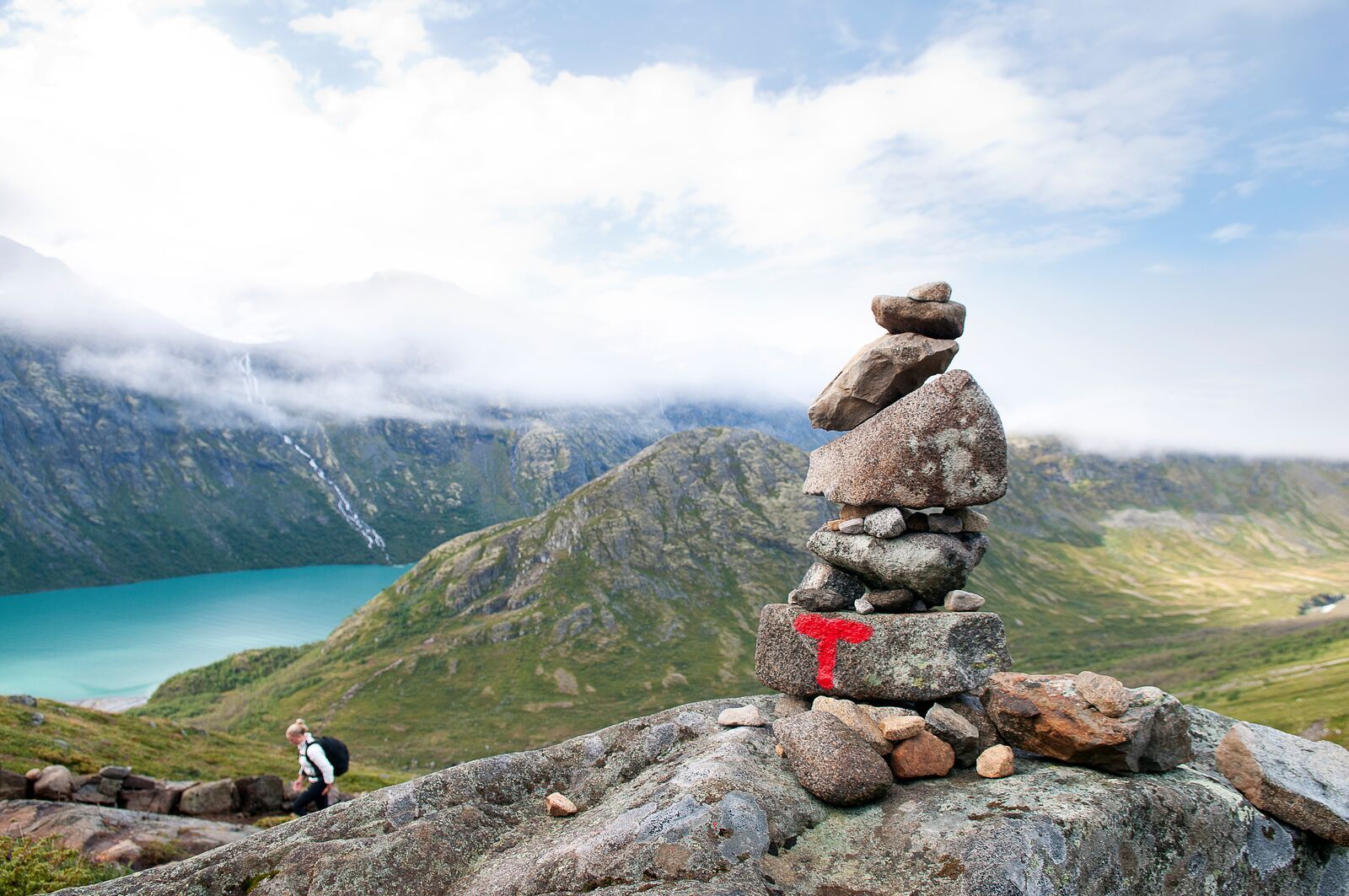 Merket DNT-sti på Besseggen.
