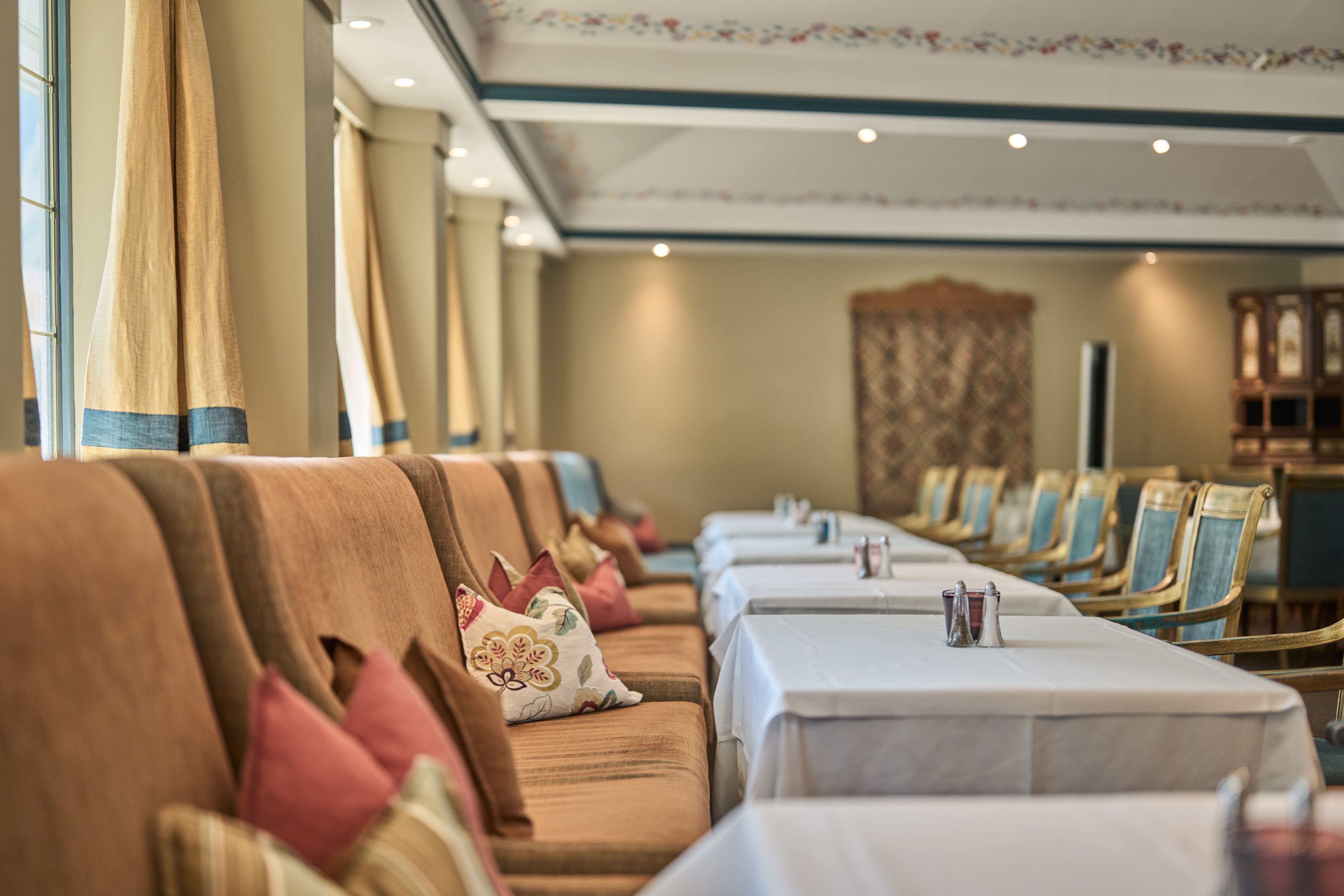 Elegant selskapsrom med dekorerte stolar og puter på Hotel Ullensvang.