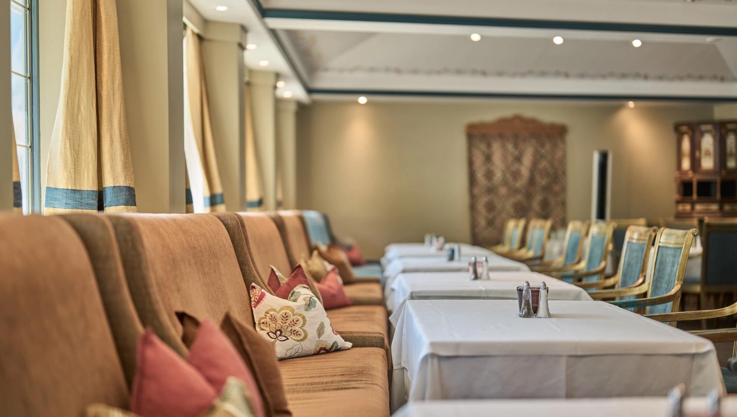 Elegant selskapsrom med dekorerte stolar og puter på Hotel Ullensvang.