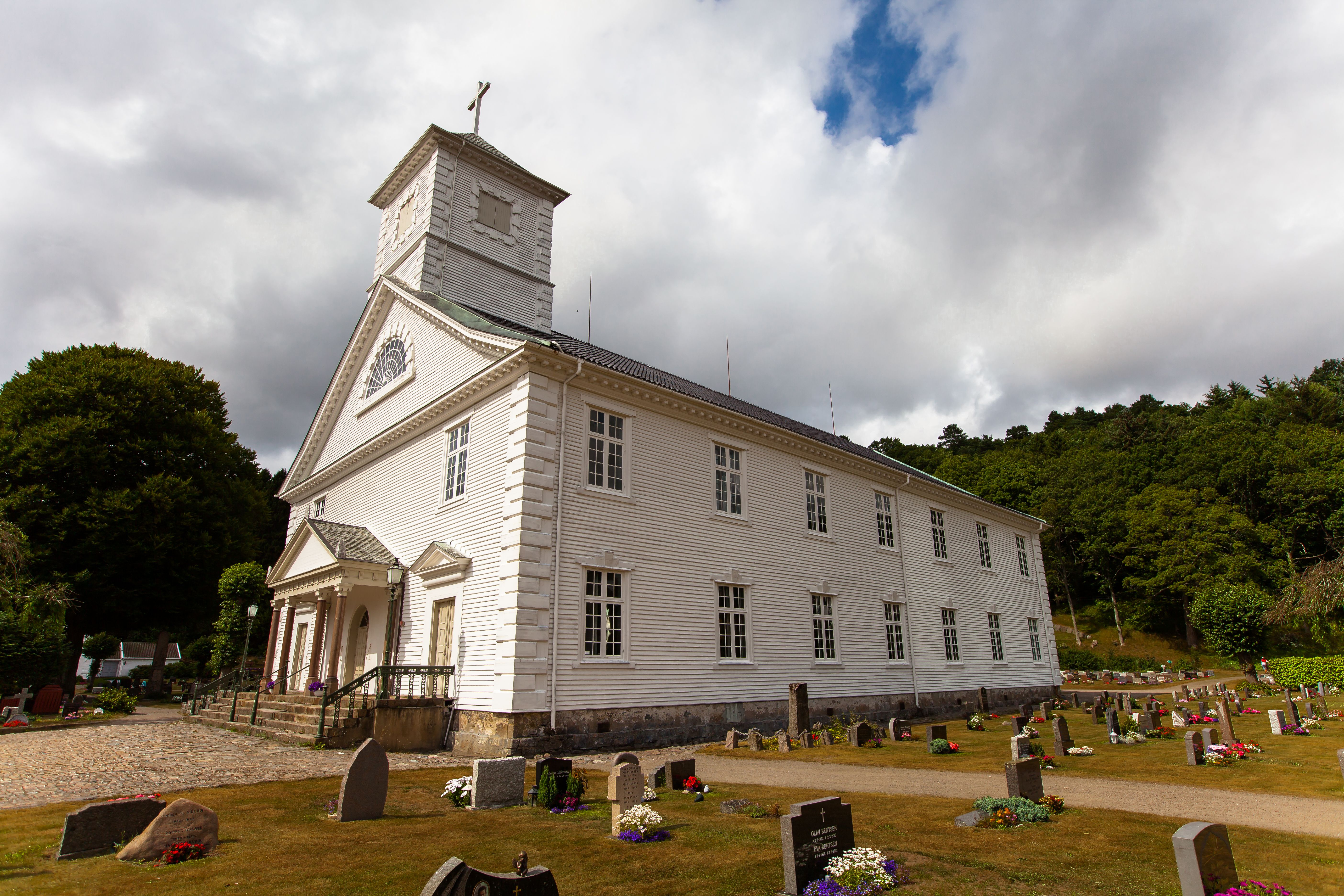 Mandal Kirke med gravplass