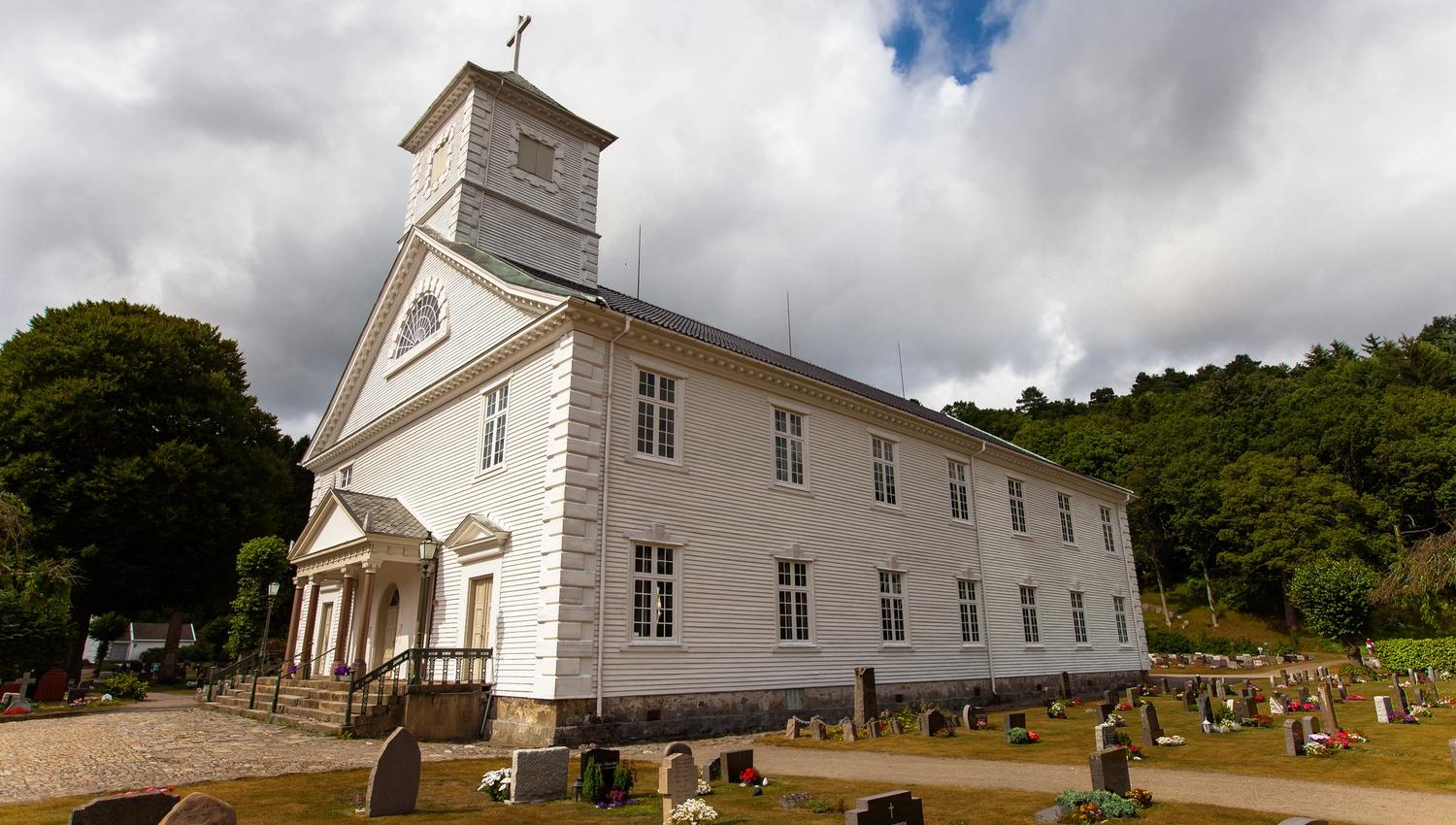 Mandal Kirke med gravplass