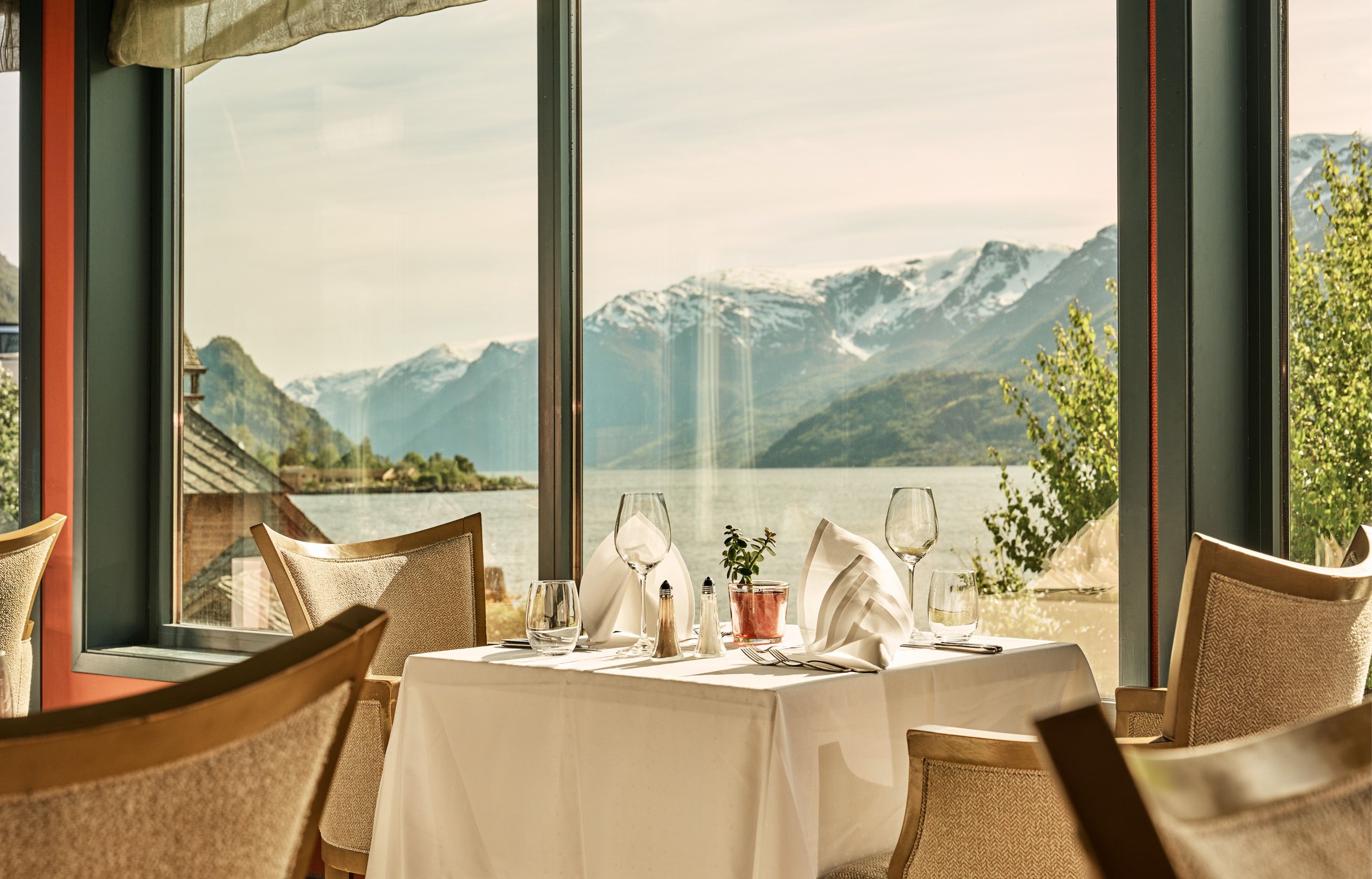 Restaurant med spektakulær utsikt mot fjord og fjell på Hotel Ullensvang i Hardanger.