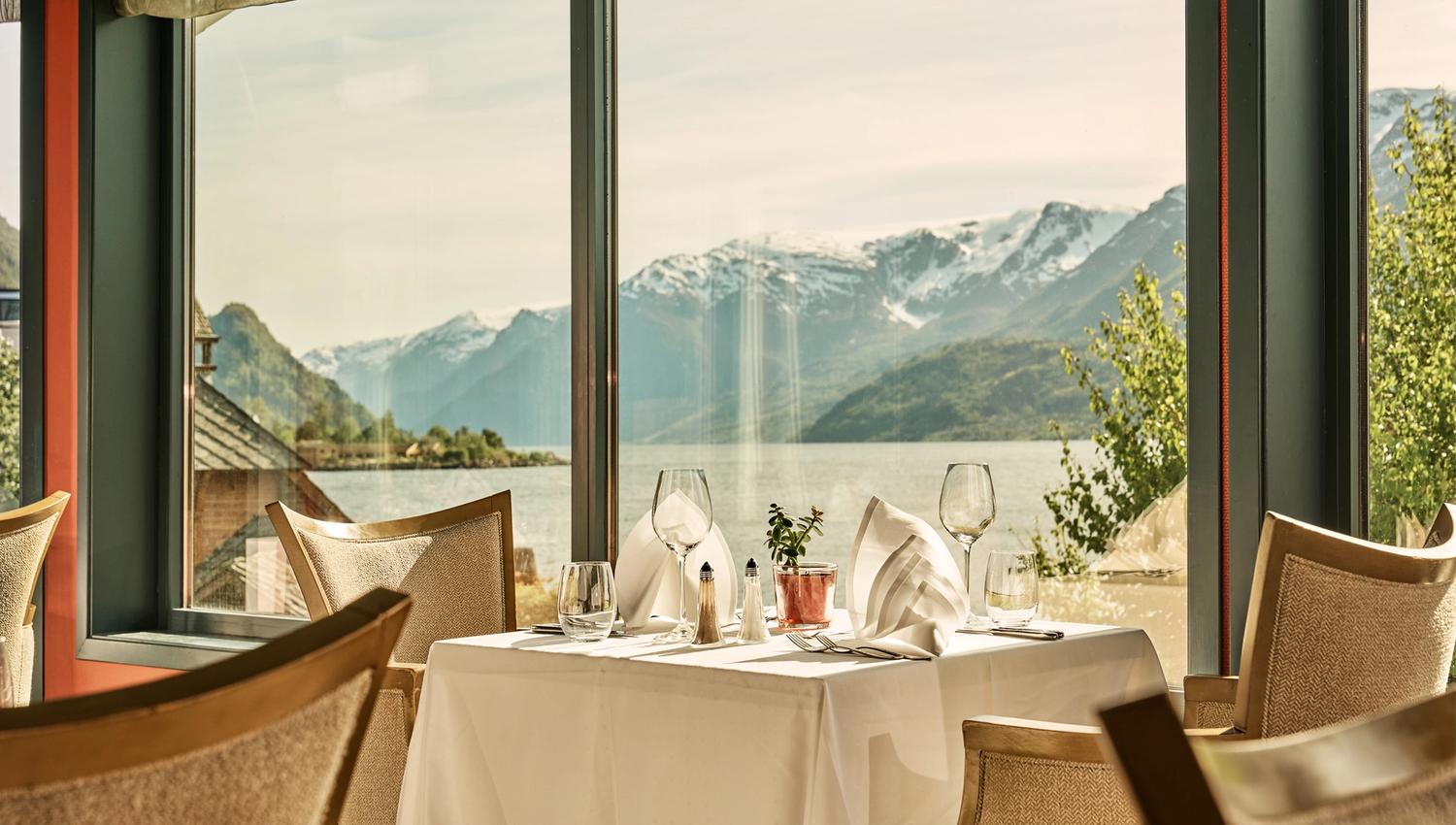 Restaurant med spektakulær utsikt mot fjord og fjell på Hotel Ullensvang i Hardanger.