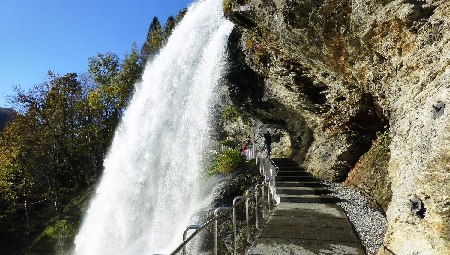Steinsdalsfossen som du kan gå bak.