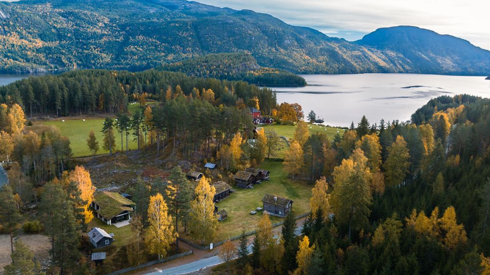 dronebilde av Kviteseid bygdetun på høsten