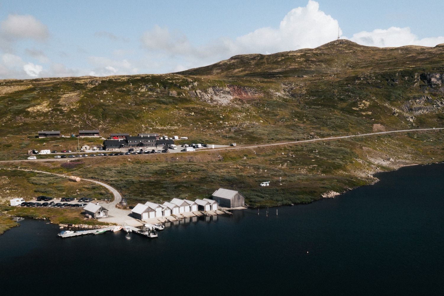 Et dronebilde av Halne fjellstugu og havneområdet.