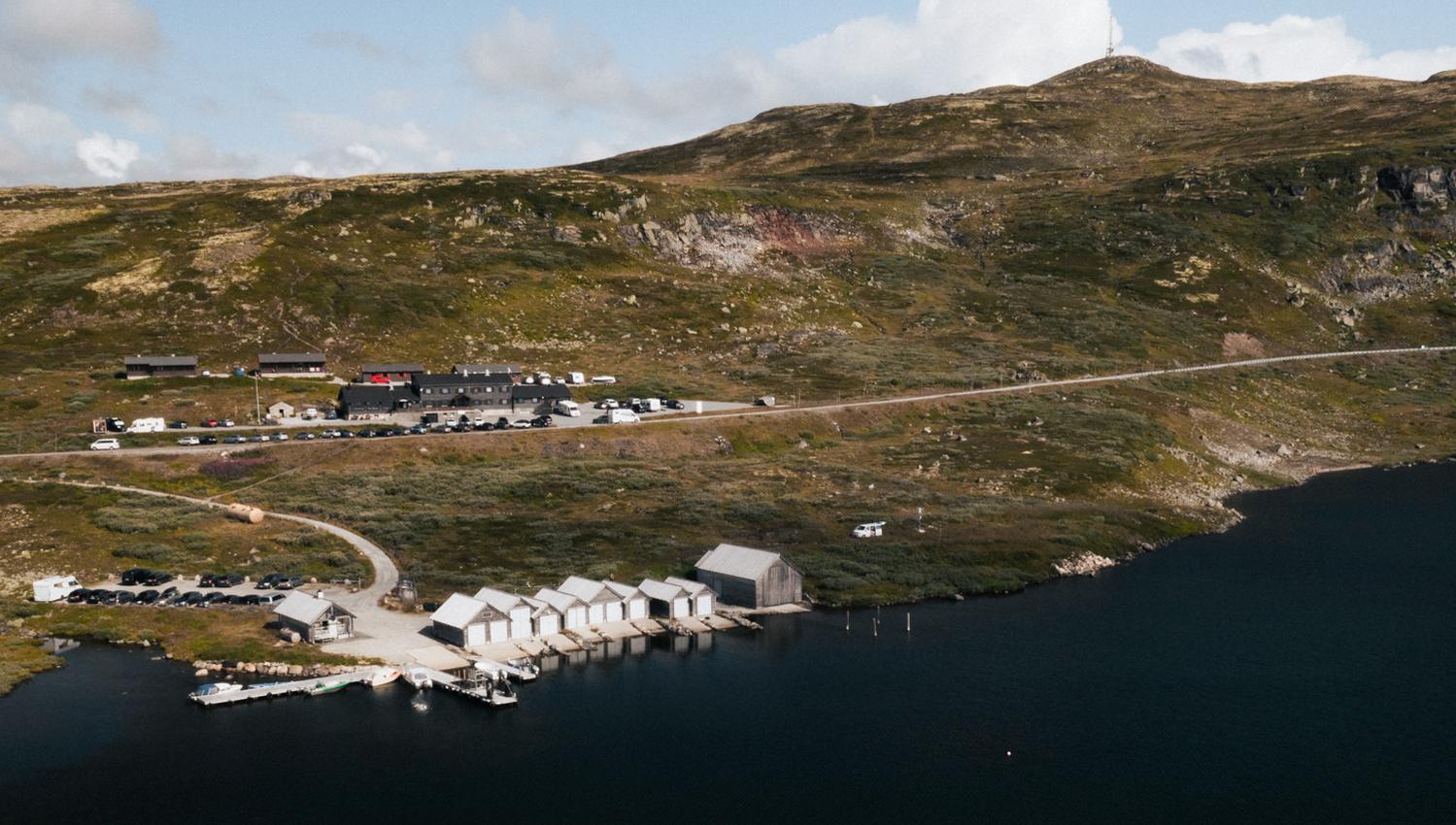 Et dronebilde av Halne fjellstugu og havneområdet.