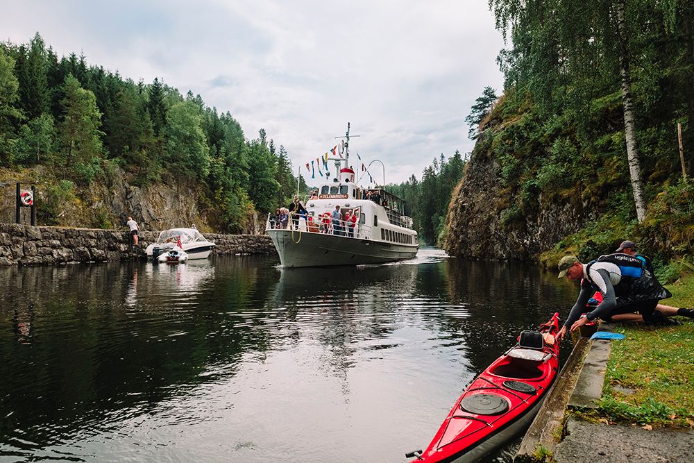 MS Telemark on the Telemark Canal with kayaker