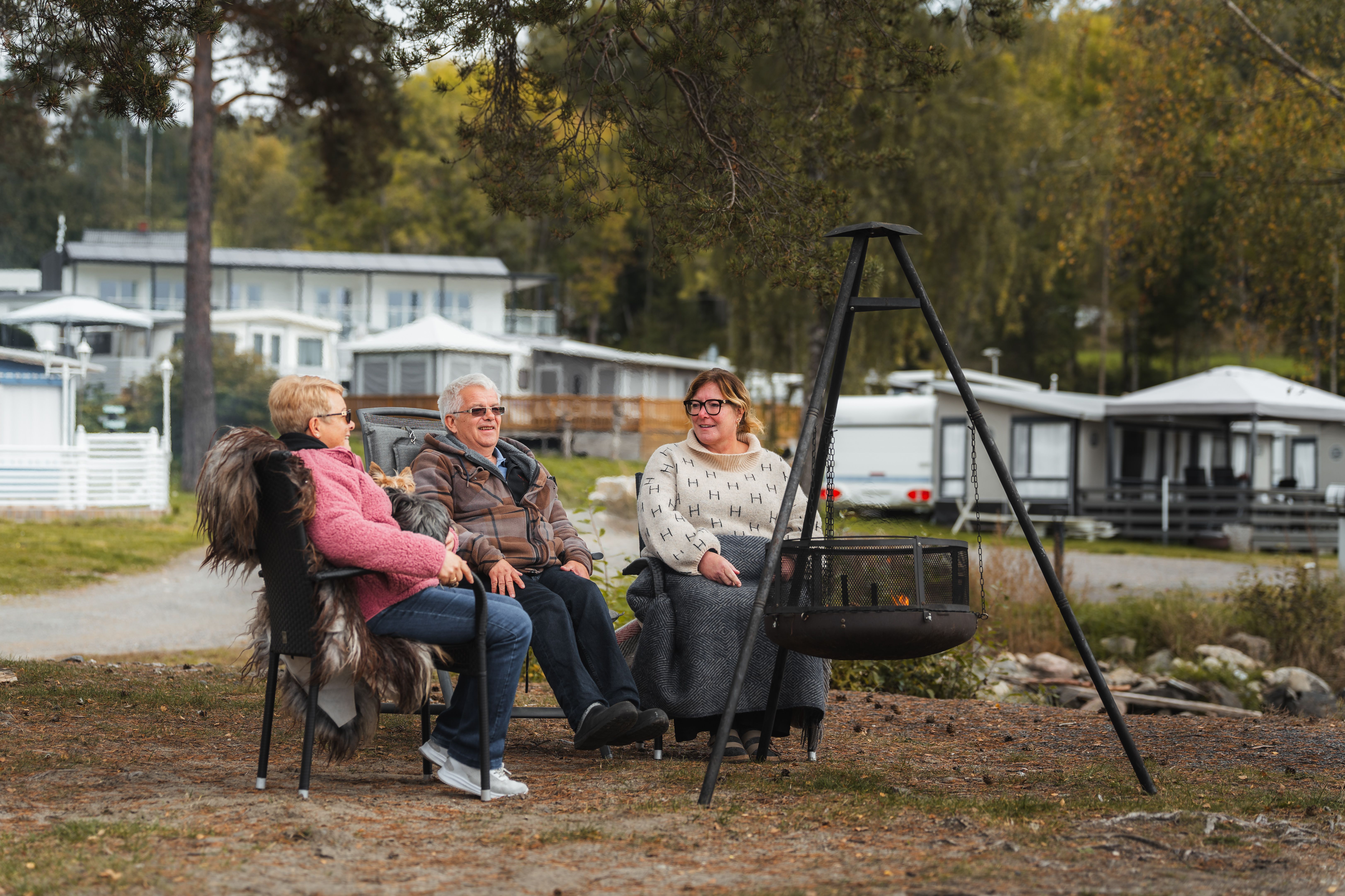 Høstcamping på Sløvika Camping. Kos ved bålpanna.