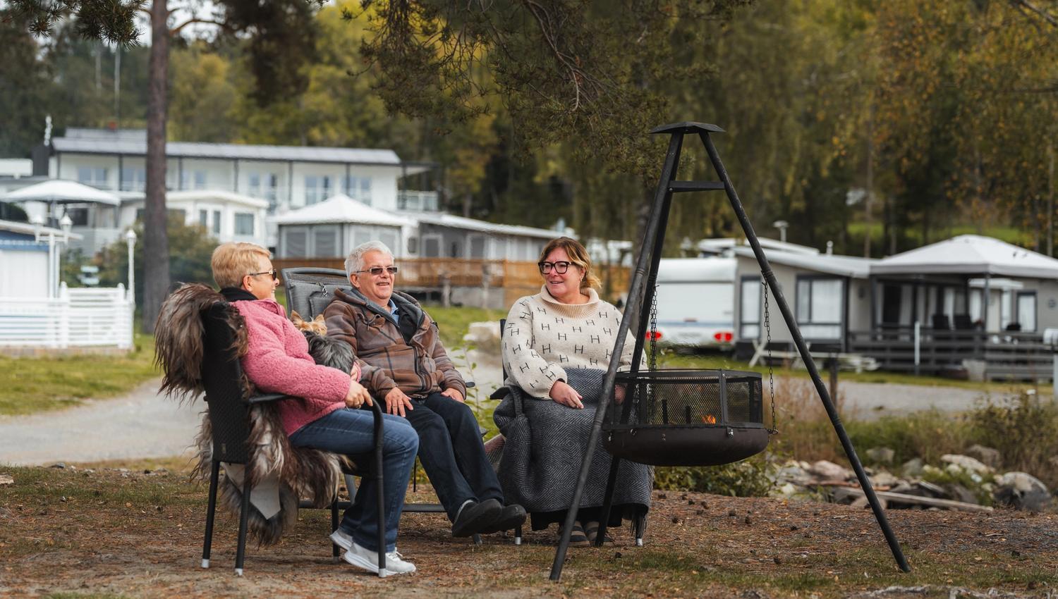 Høstcamping på Sløvika Camping. Kos ved bålpanna.