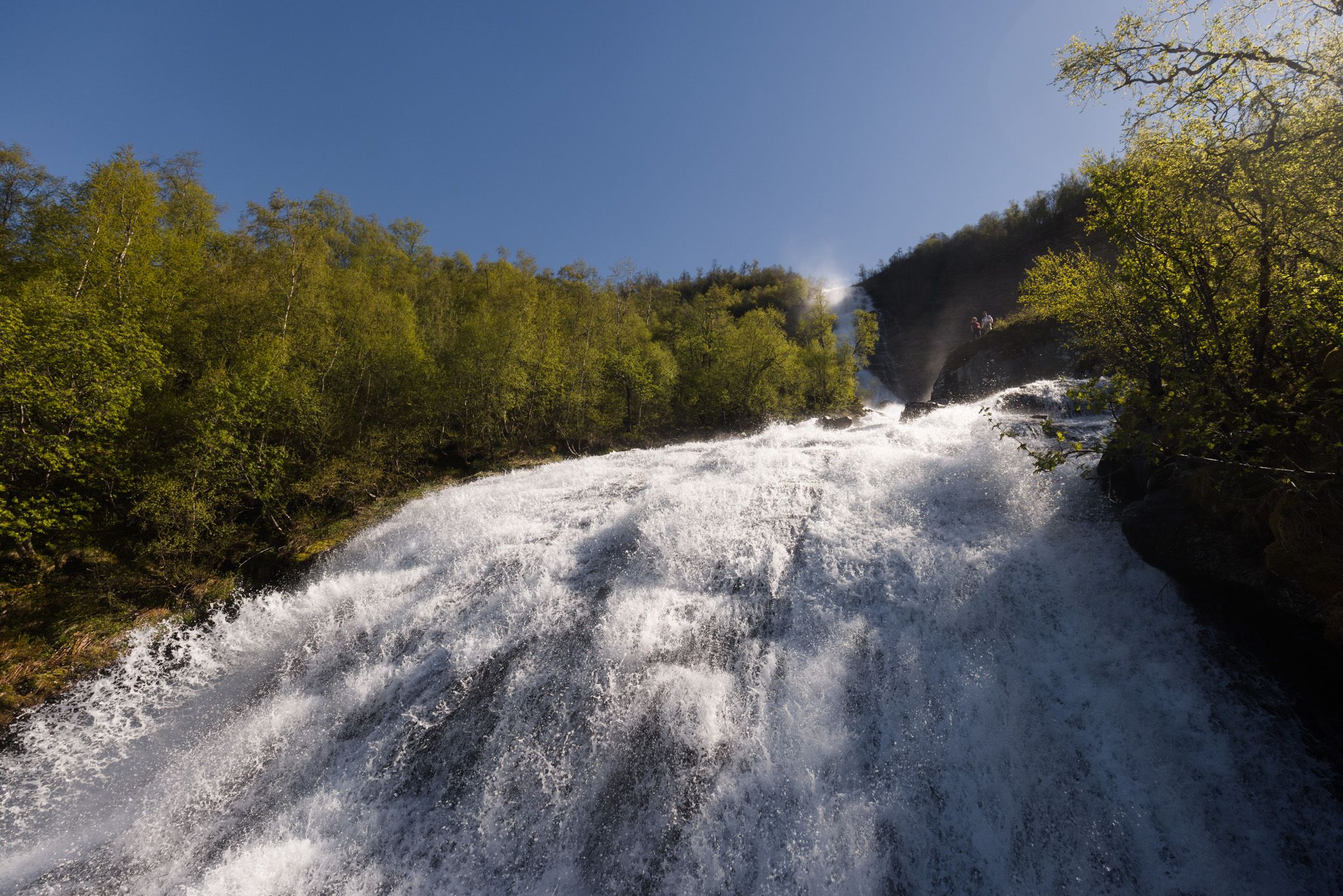 In the middle between two waterfalls there is a nice ledge with heather
