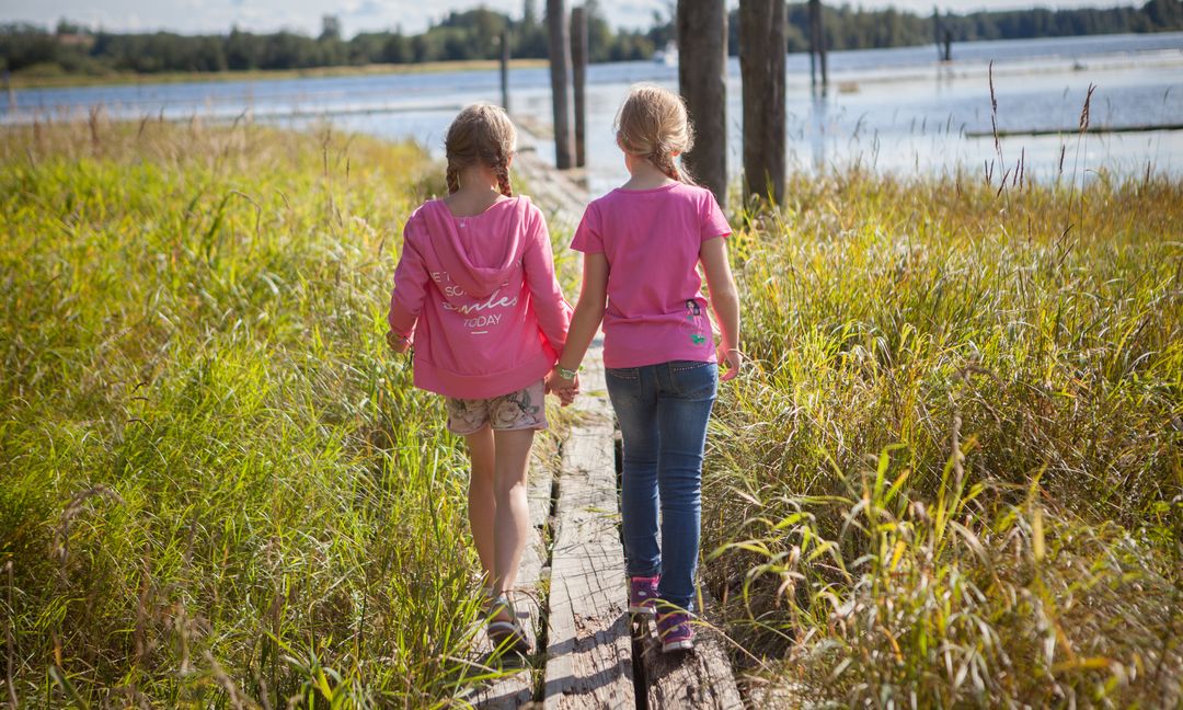Fetsund Lenser - jenter gående på fløteganger