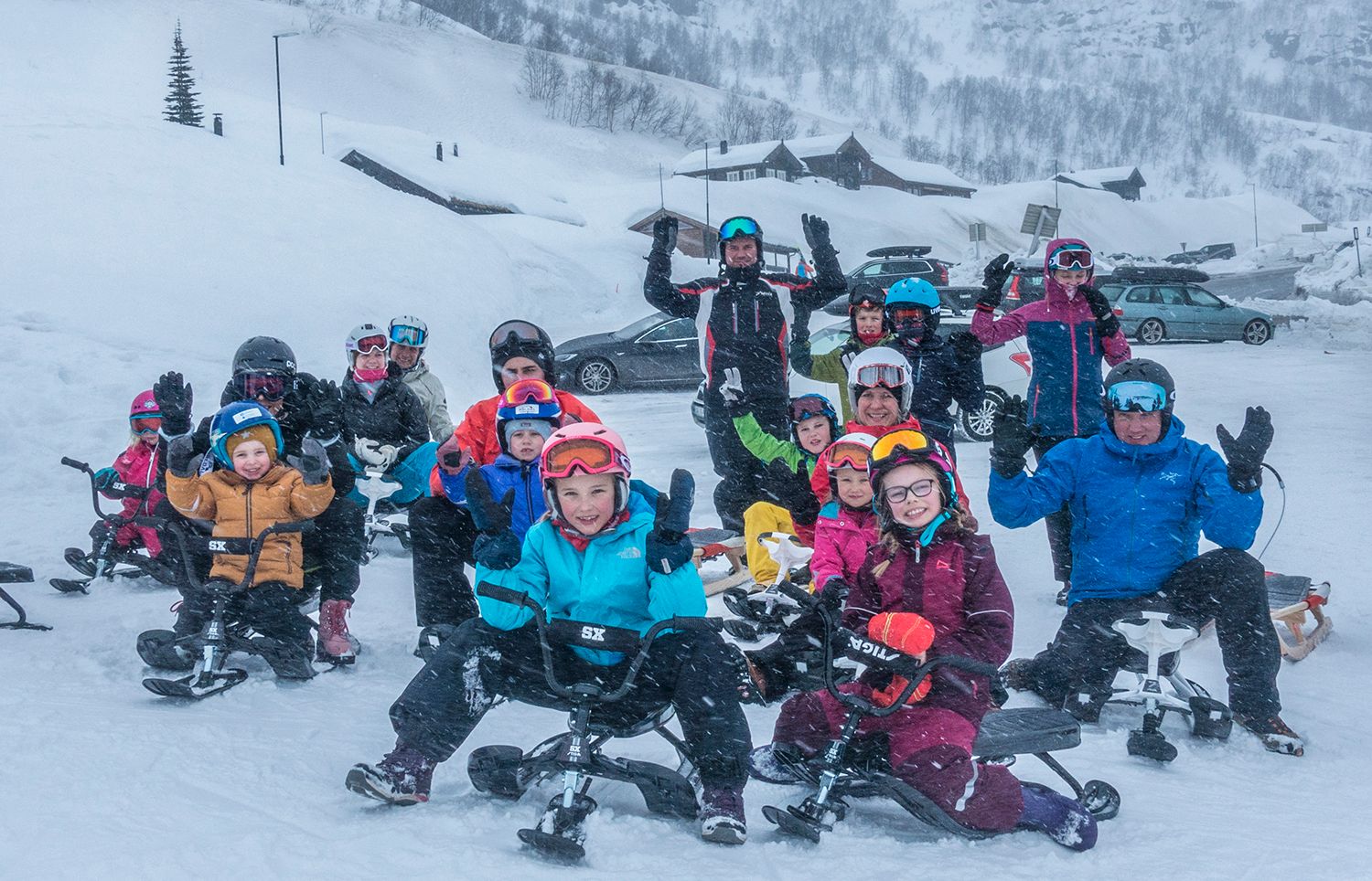 En gruppe barn på kjelker.