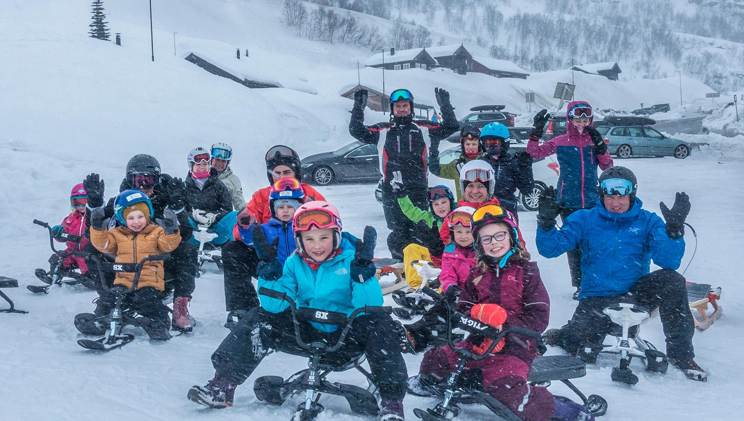 En gruppe barn på kjelker.