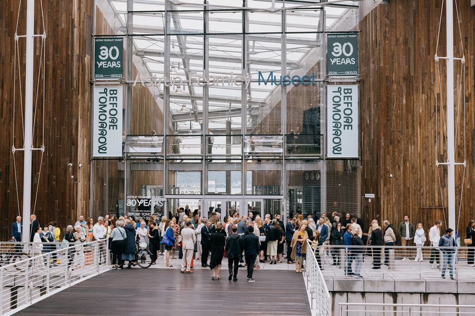 Crowd outside the museum