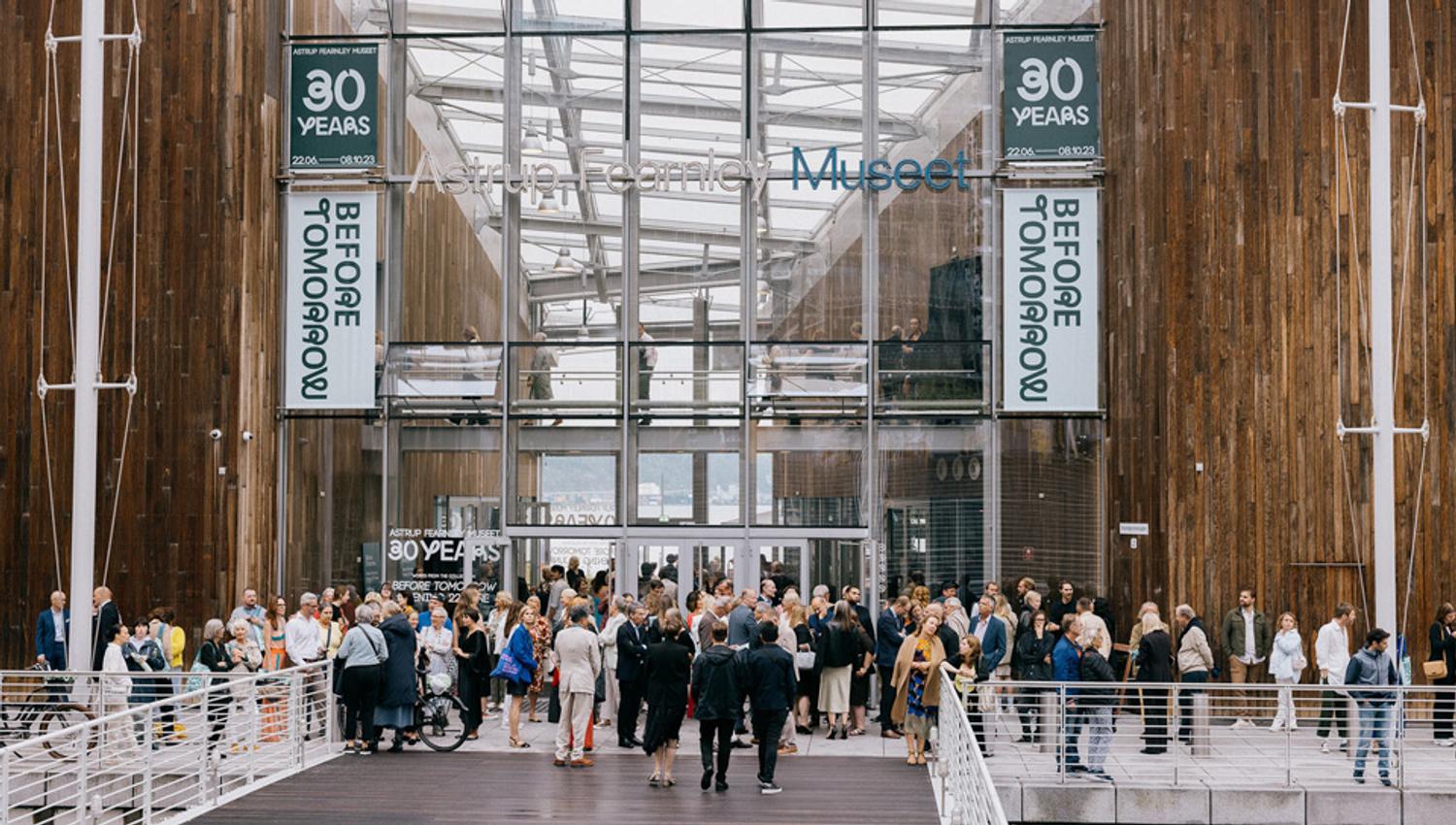 Crowd outside the museum