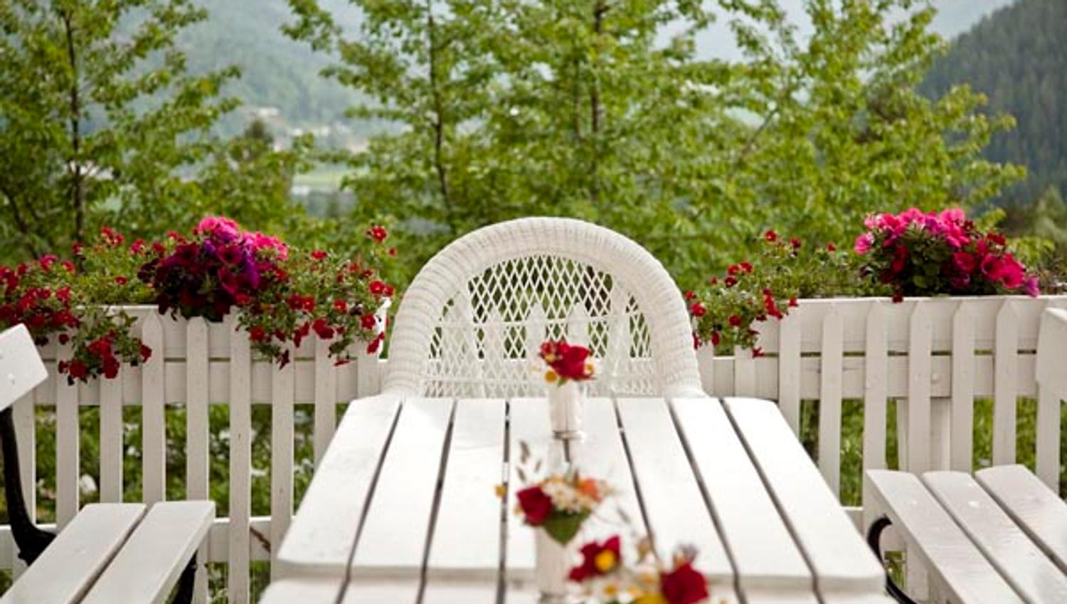 Nutheim Gjestgiveri er eit lite familiedrive trehotell i hjartet av Telemark med lang tradisjon
for å ta imot vegfarande til servering og overnatting. Staden har vore i familiens eige sidan
1917, og hotellet drivast no av Ellen Grøstad Barstad og hennar familie.
Kunsten står i høgsetet hjå oss.
Det var hit til Nutheim mange av våre fremste målarar kom for inspirasjon gjennom fleire tiår.
Her tok dei for seg av ro, lys, luft og motiv - men også av mat, drikke og gjestfridomen.
Den fjerne utsikta over dalar og fjell inspirerer like mykje til sjelefred som til nye djerve tankar.
Saman med fellesskapet forløyste desse rammene skapande krefter som har sett djupe spor i
norsk kunsthistorie.
Nutheim er den dag i dag ein arena for kunst og kultur.
Med jamne mellomrom held me arrangement i form av til dømes utstillingar og konsertar,
og dersom kursgjester eller andre har ynskje om kulturinnslag kan me ty til eit breitt utval
av dyktige kunstnara