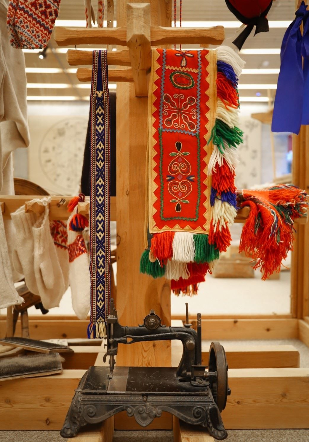 Både tradisjonelt og moderne samisk håndverk er på plass i SVDs basisutstilling