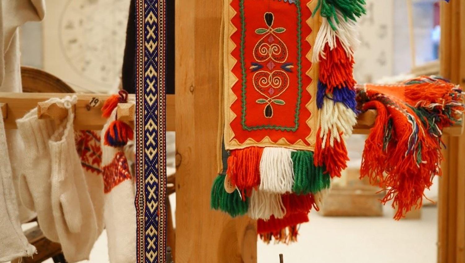 Både tradisjonelt og moderne samisk håndverk er på plass i SVDs basisutstilling