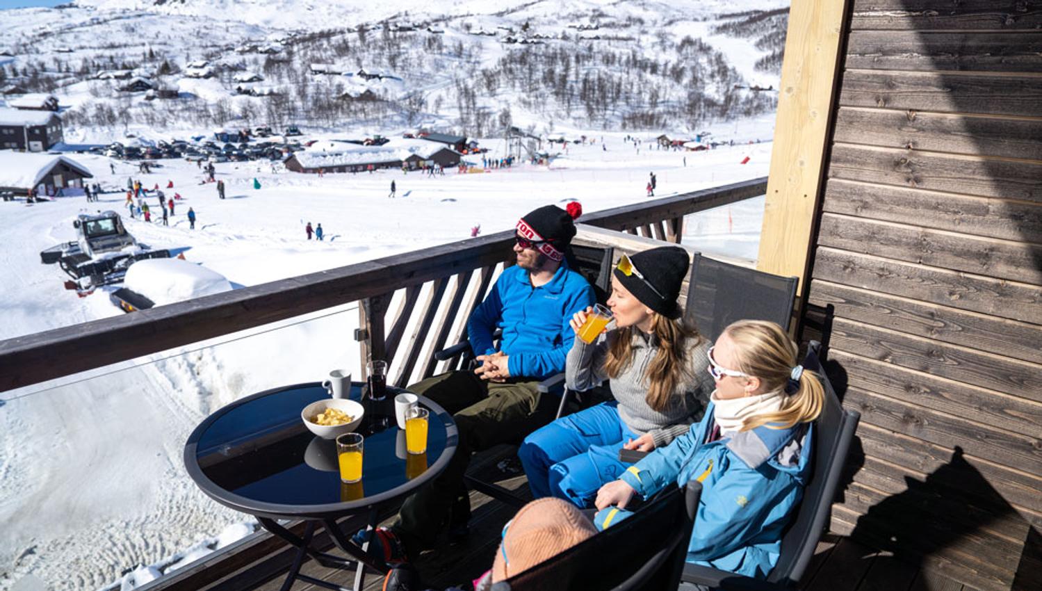 familie sitter på balkong på leilighet på Haukelifjell skisenter