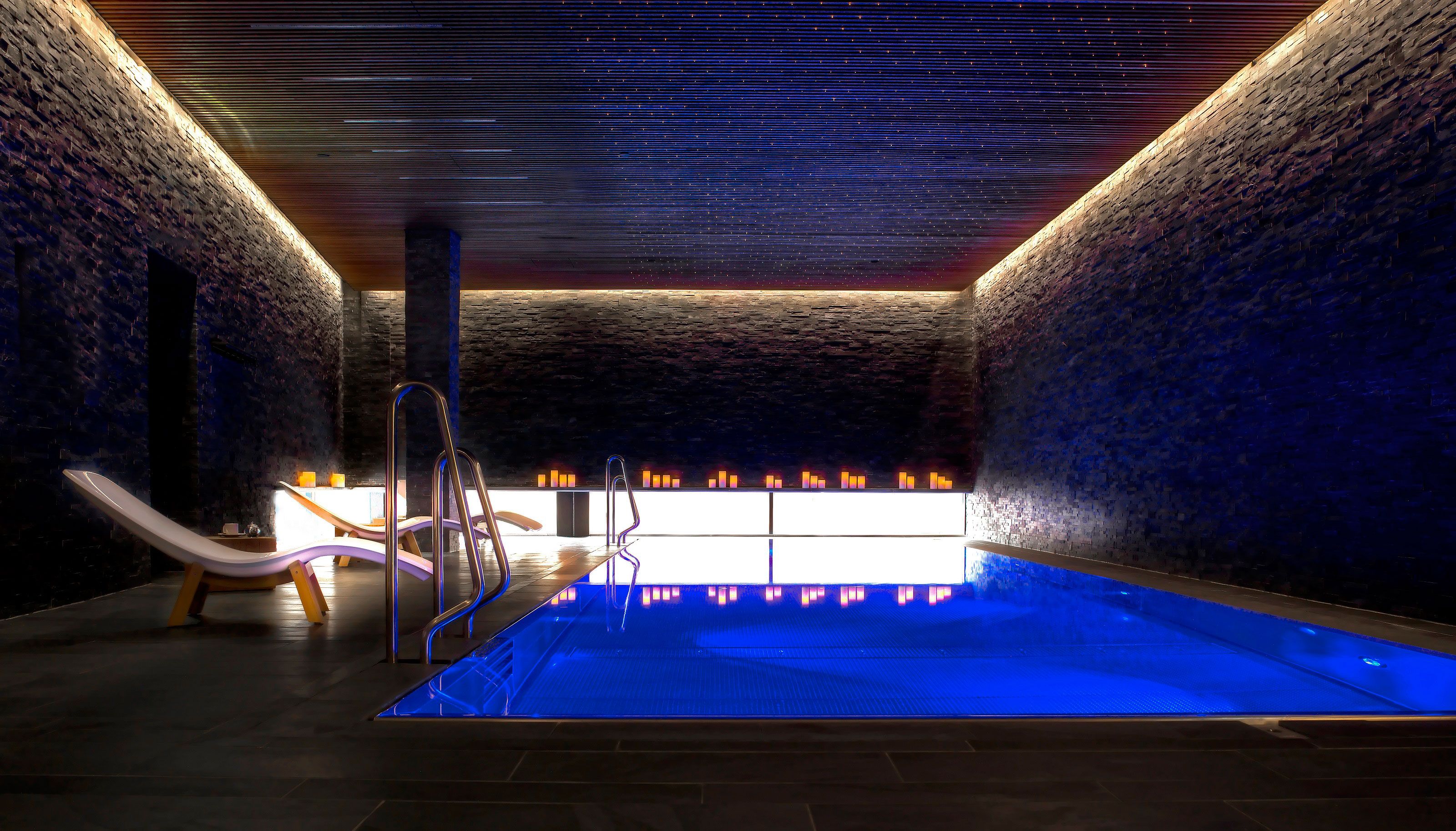 basseng og stoler hos the thief spa