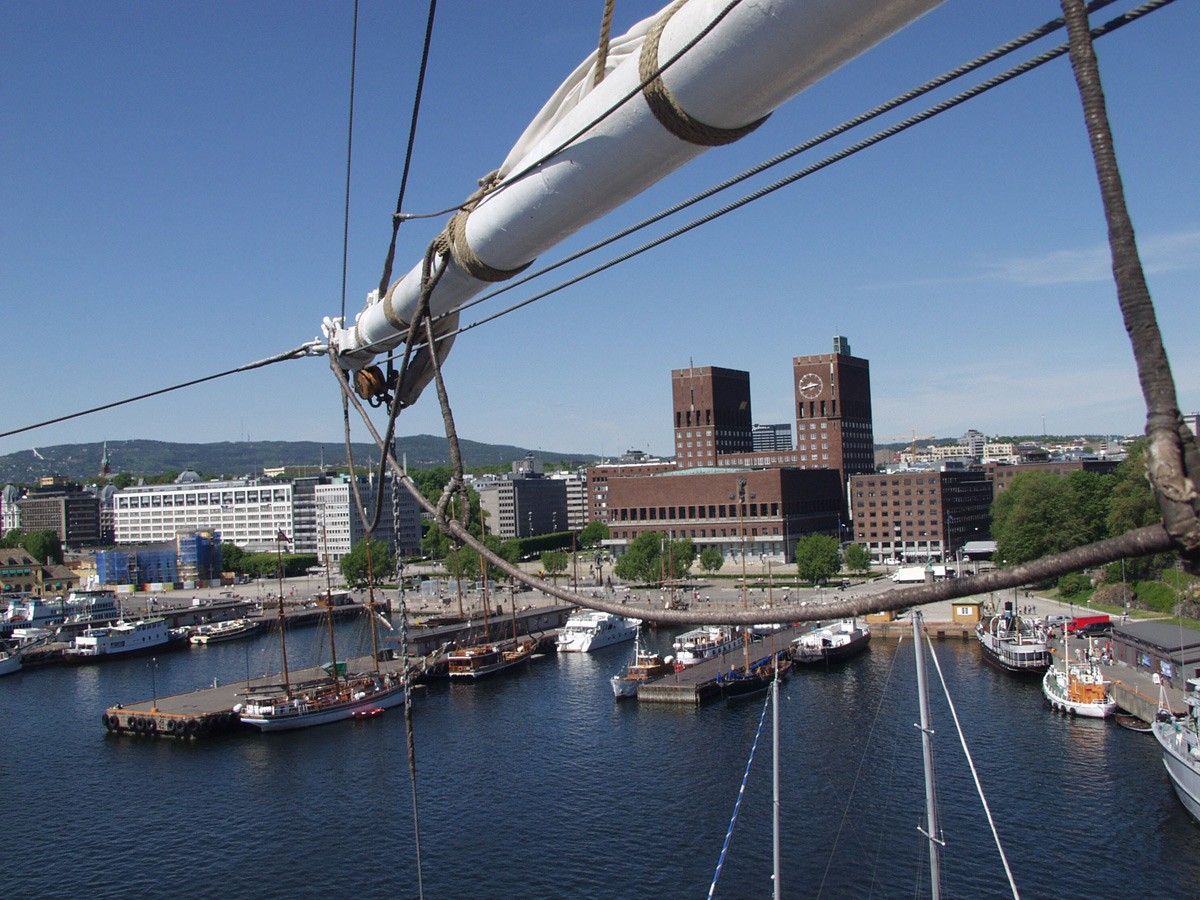 The ship arrives at Aker Brygge.