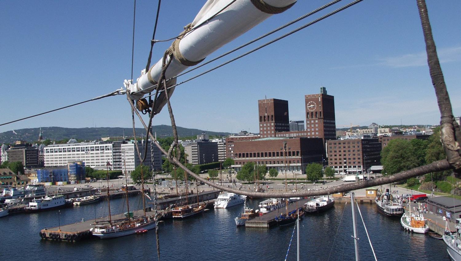 The ship arrives at Aker Brygge.
