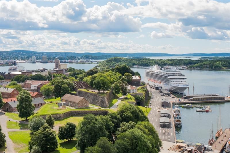 Fugleperspektiv på Akershus festning, brygga, Oslofjorden og øyene