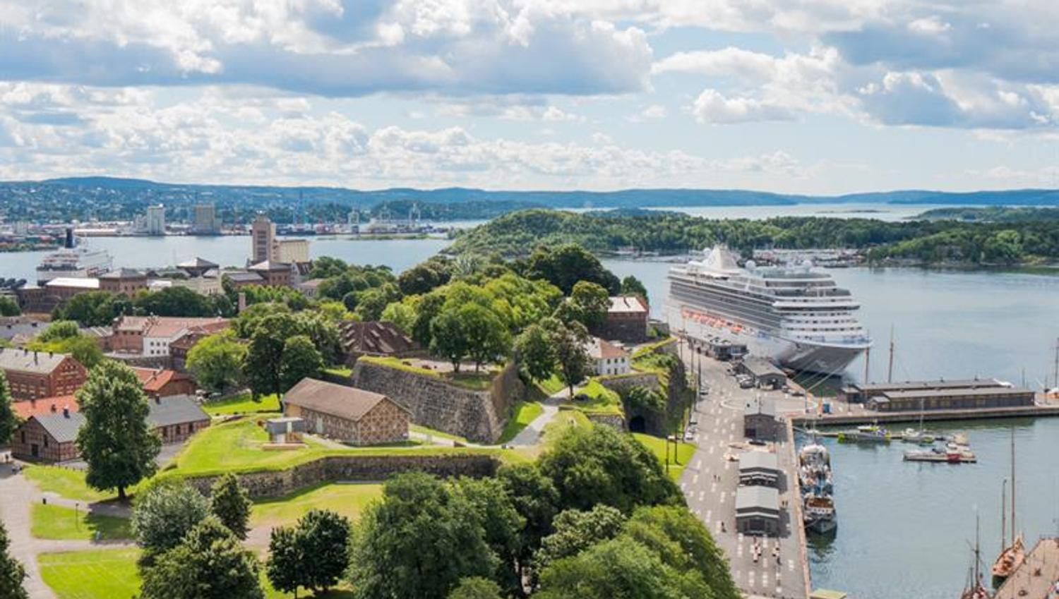 Fugleperspektiv på Akershus festning, brygga, Oslofjorden og øyene