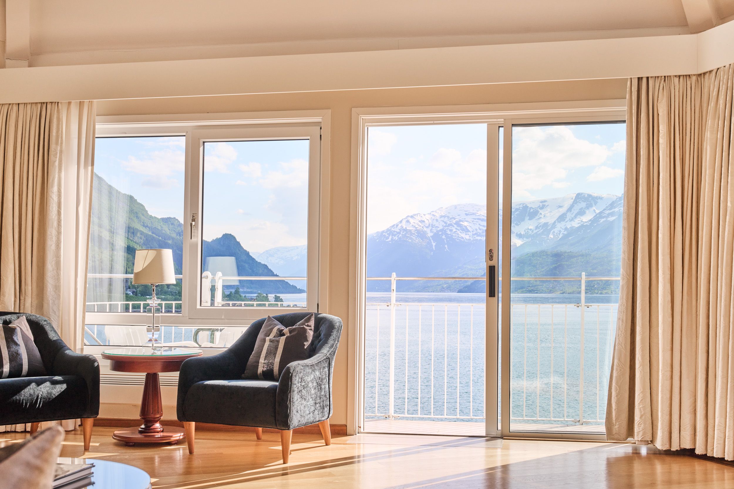 Suite med utsikt over Hardangerfjorden på Hotel Ullensvang på Lofthus.
