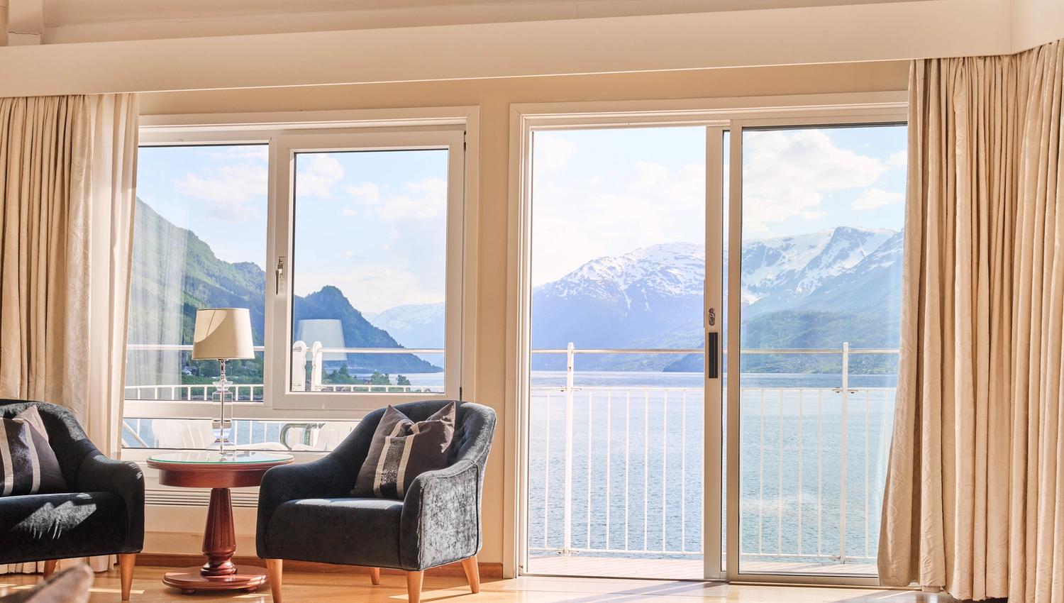 Suite med utsikt over Hardangerfjorden på Hotel Ullensvang på Lofthus.