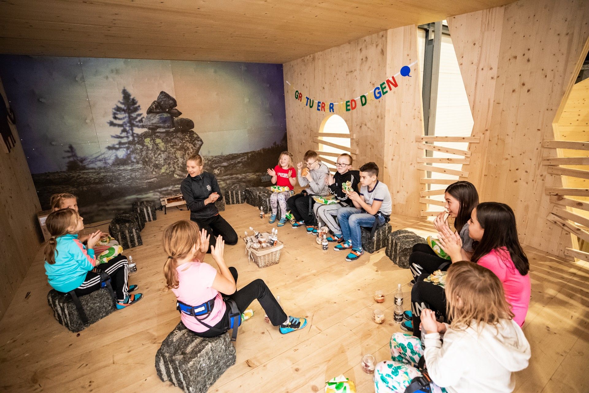 Barn sitter i et rom og feirer bursdag