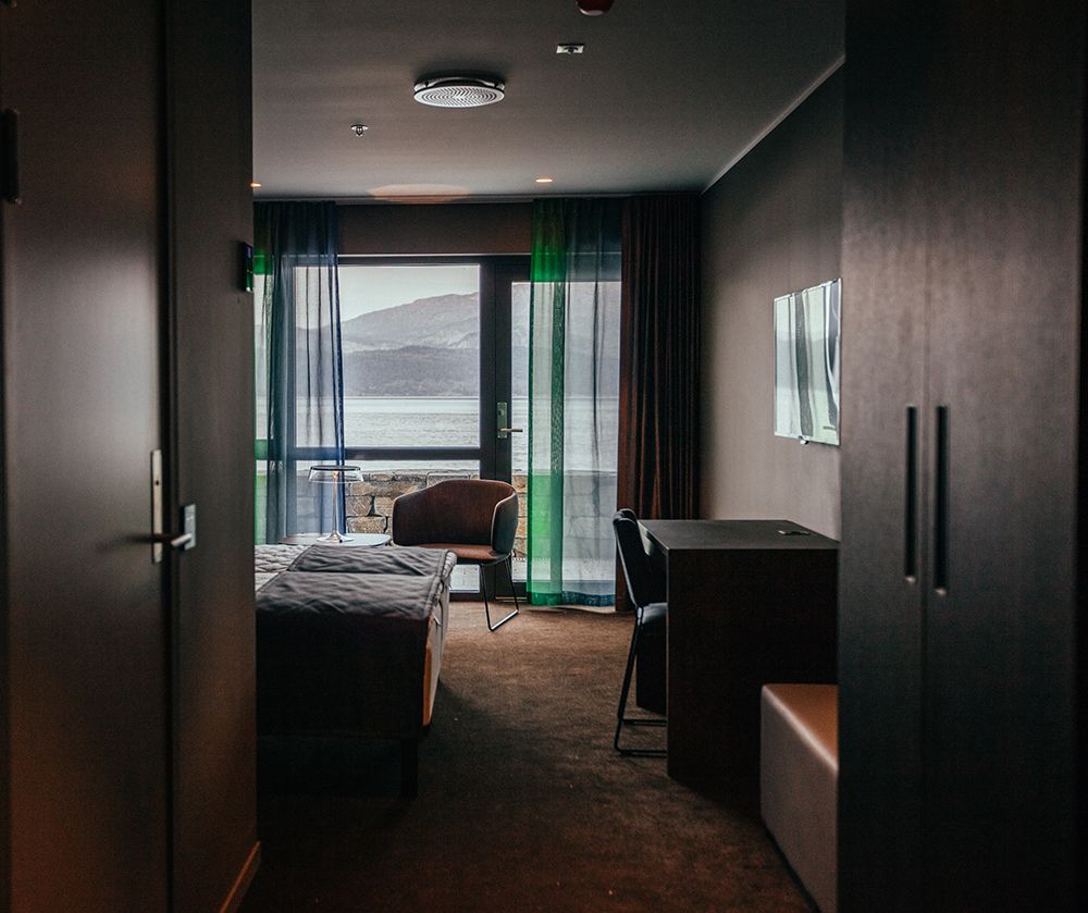Room with panoramic fjord view at Hardanger House.
