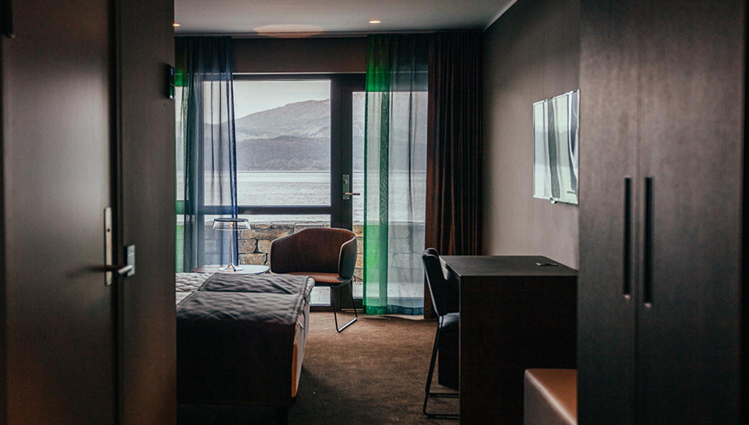 Room with panoramic fjord view at Hardanger House.