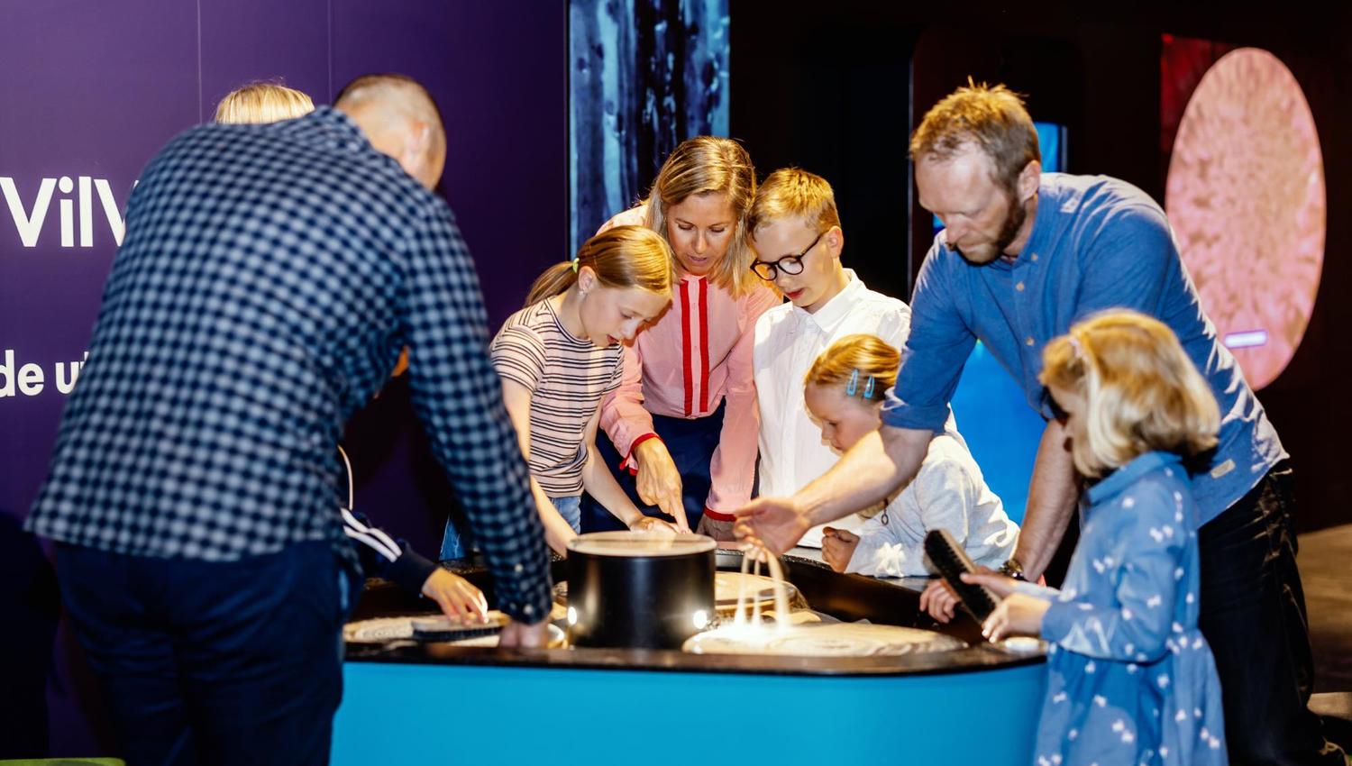 Familiedag for bedriften_ Rundt sandbordet