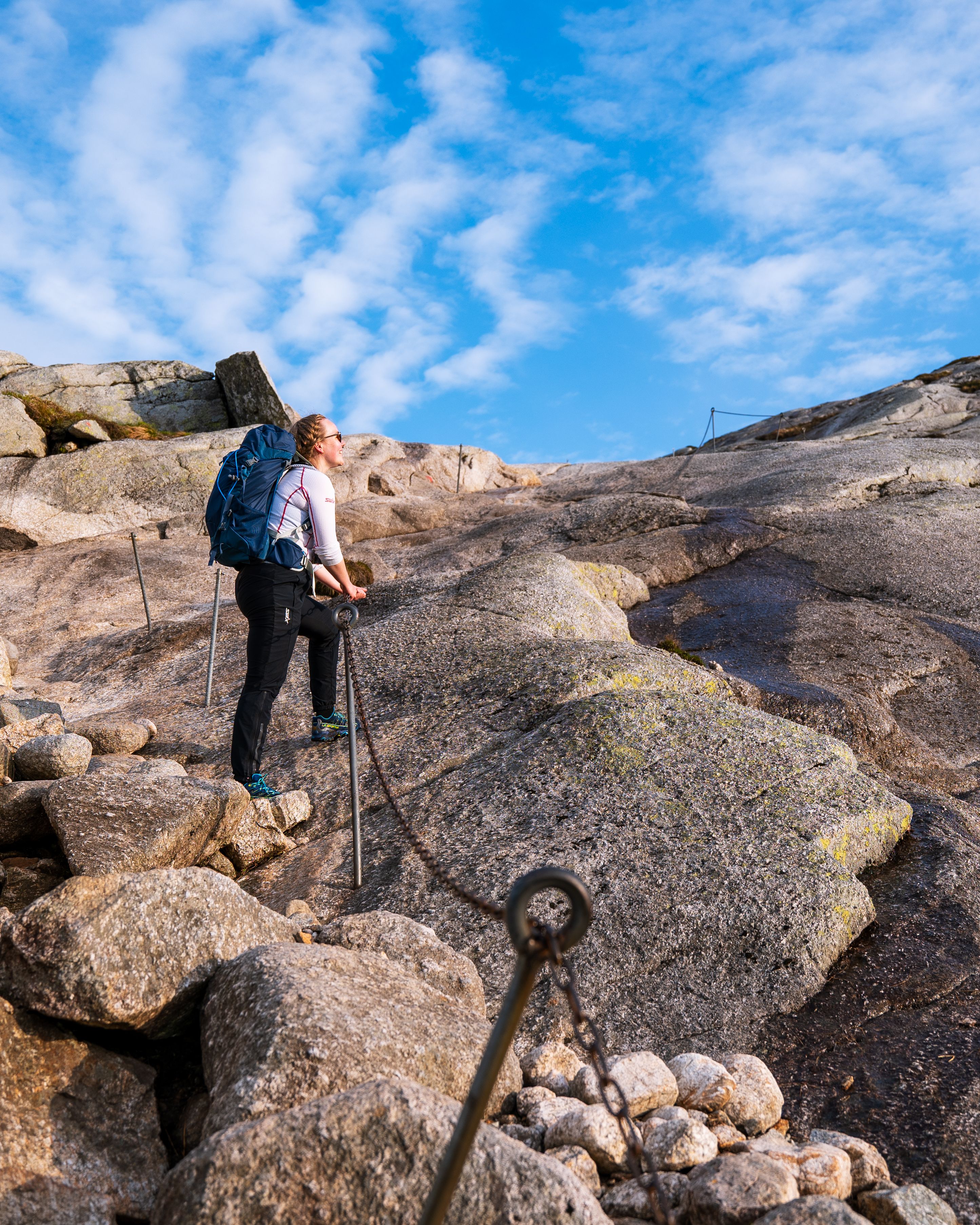 I de bratteste partiene på vei til Kjerag finner du kjettinger til å hjelpe deg opp