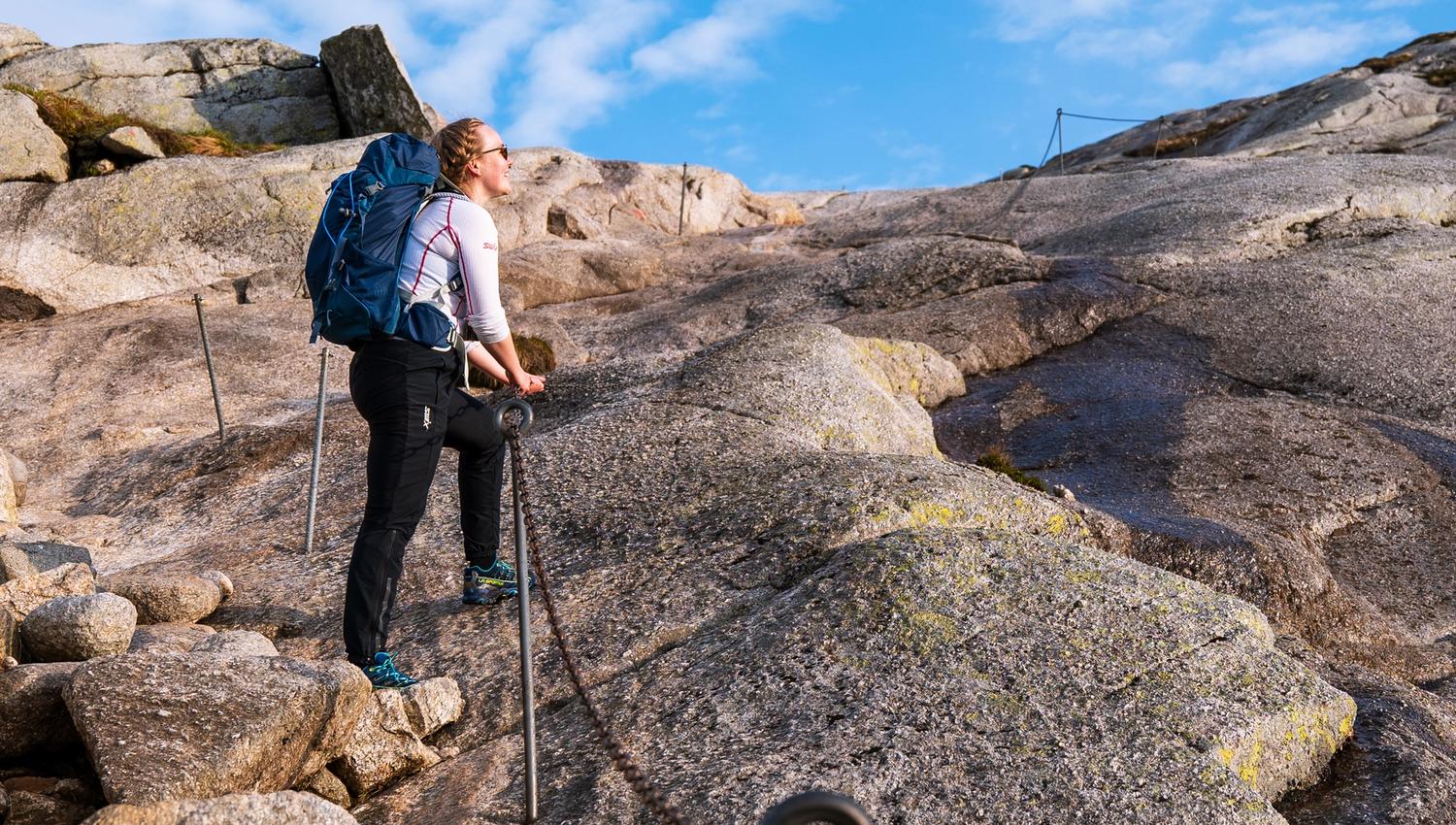 I de bratteste partiene på vei til Kjerag finner du kjettinger til å hjelpe deg opp