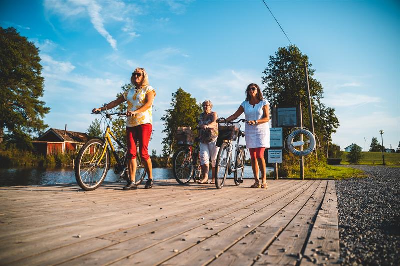 Damene går på bryggen