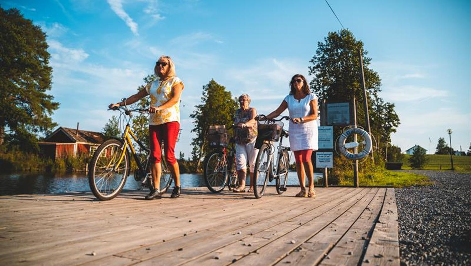 Damene går på bryggen
