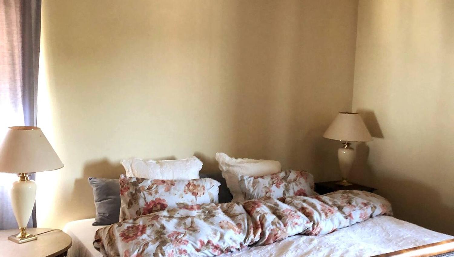 Dobbeltseng med nattbord og lamper