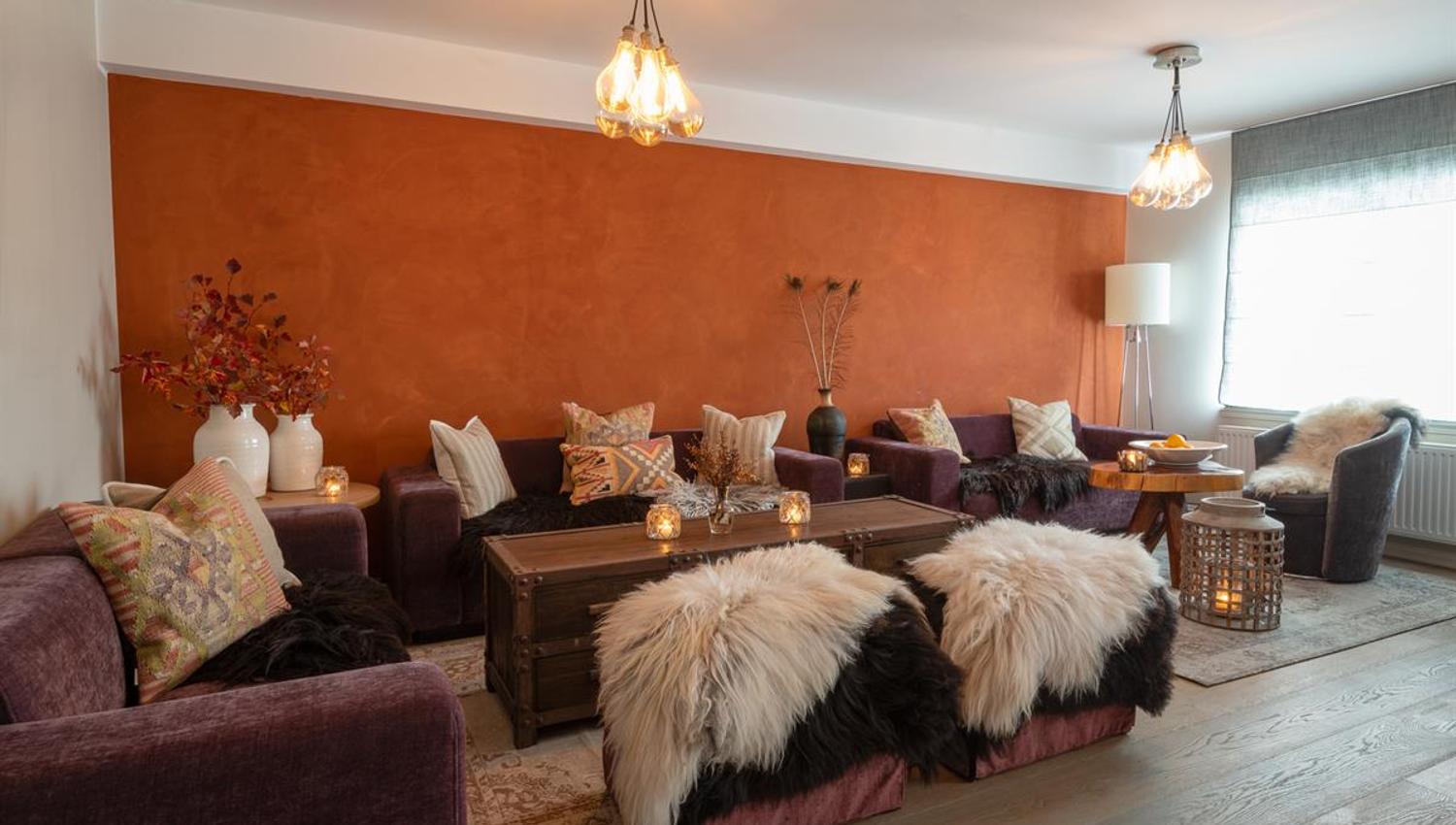 Fint interiør og hyggelig atmosfære i stuen på Skåbu Fjellhotell