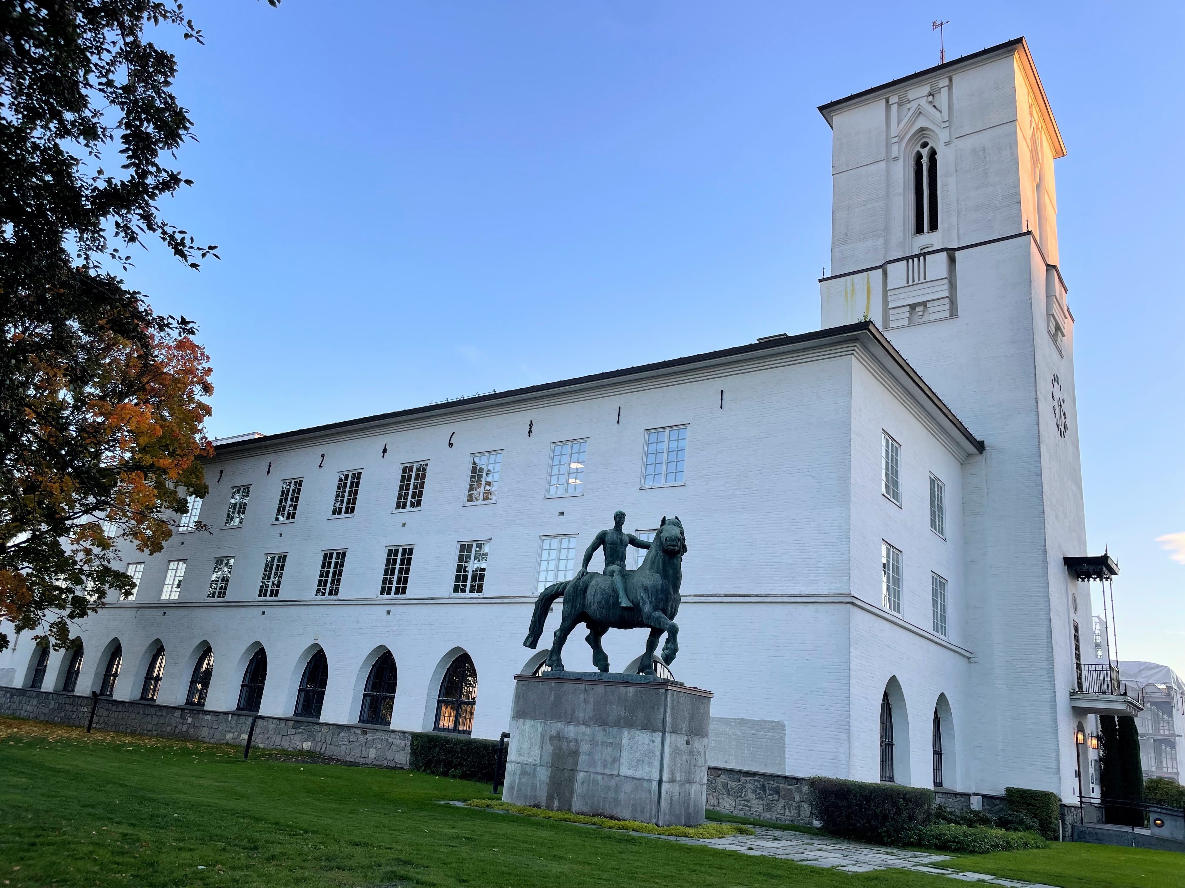 Sandvika rådhus - hvit tegl