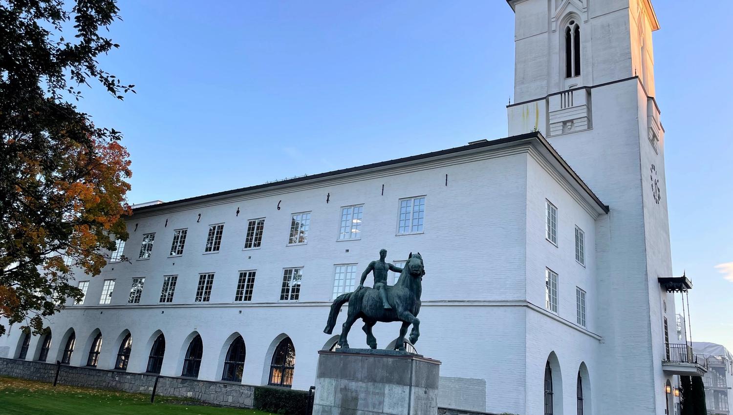 Sandvika rådhus - hvit tegl