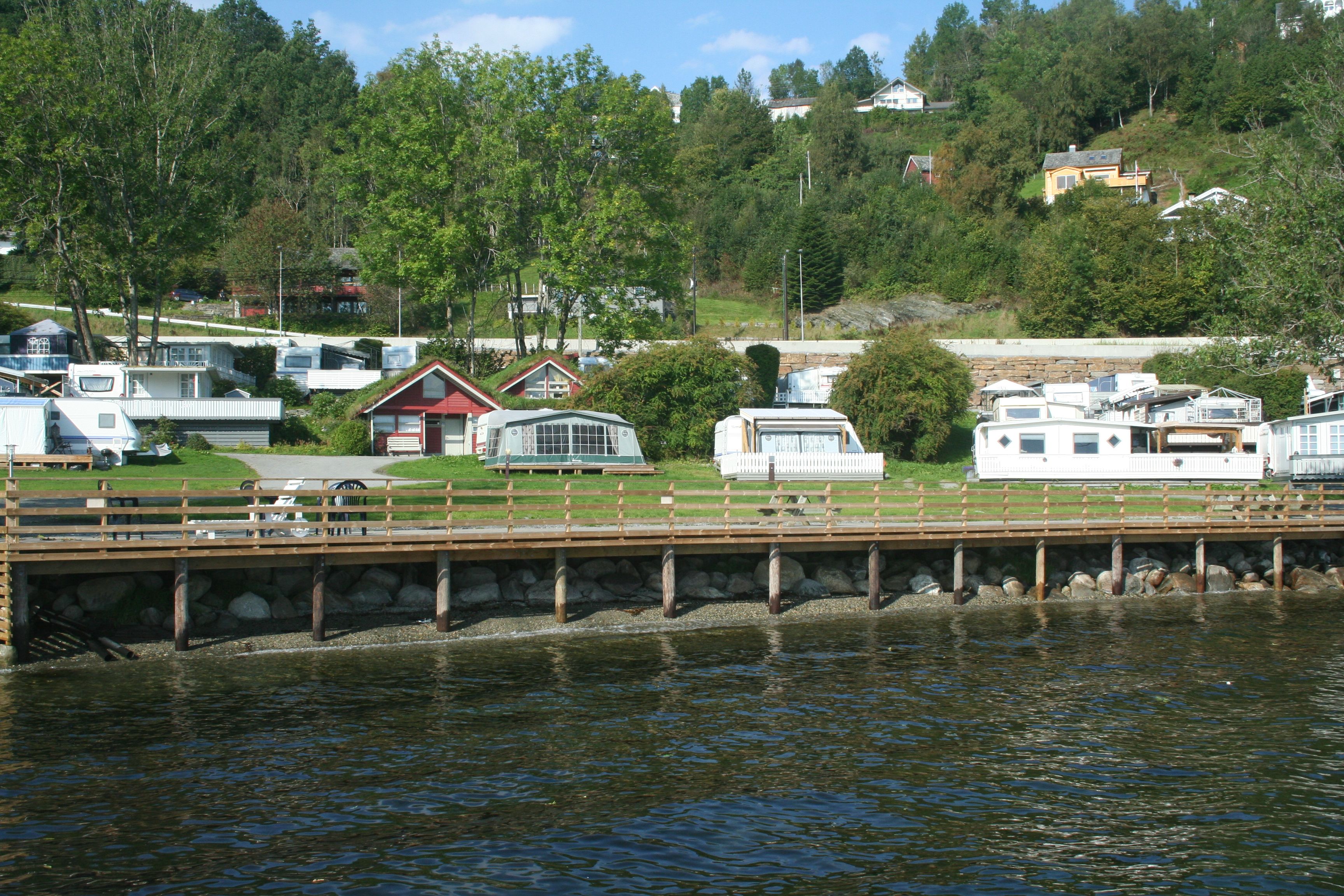 Camping- og hytteområde ved fjordkanten på Hardanger Feriesenter.