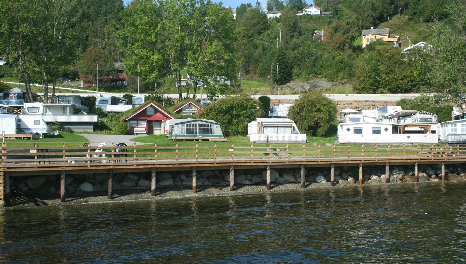 Camping- og hytteområde ved fjordkanten på Hardanger Feriesenter.